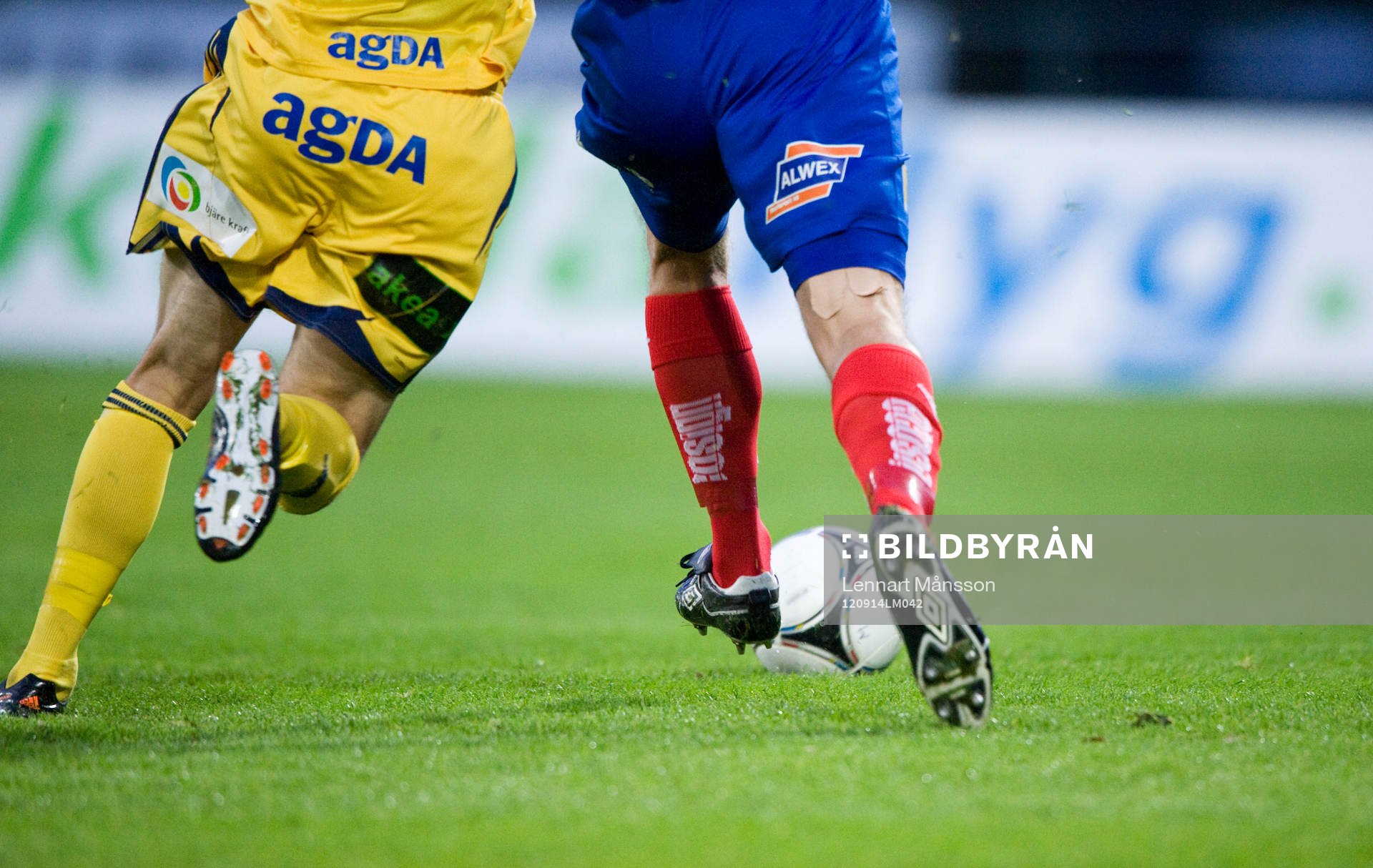 Fot, boll, fotboll, fotbollsskor, gräs, fotbollsstrumpor,