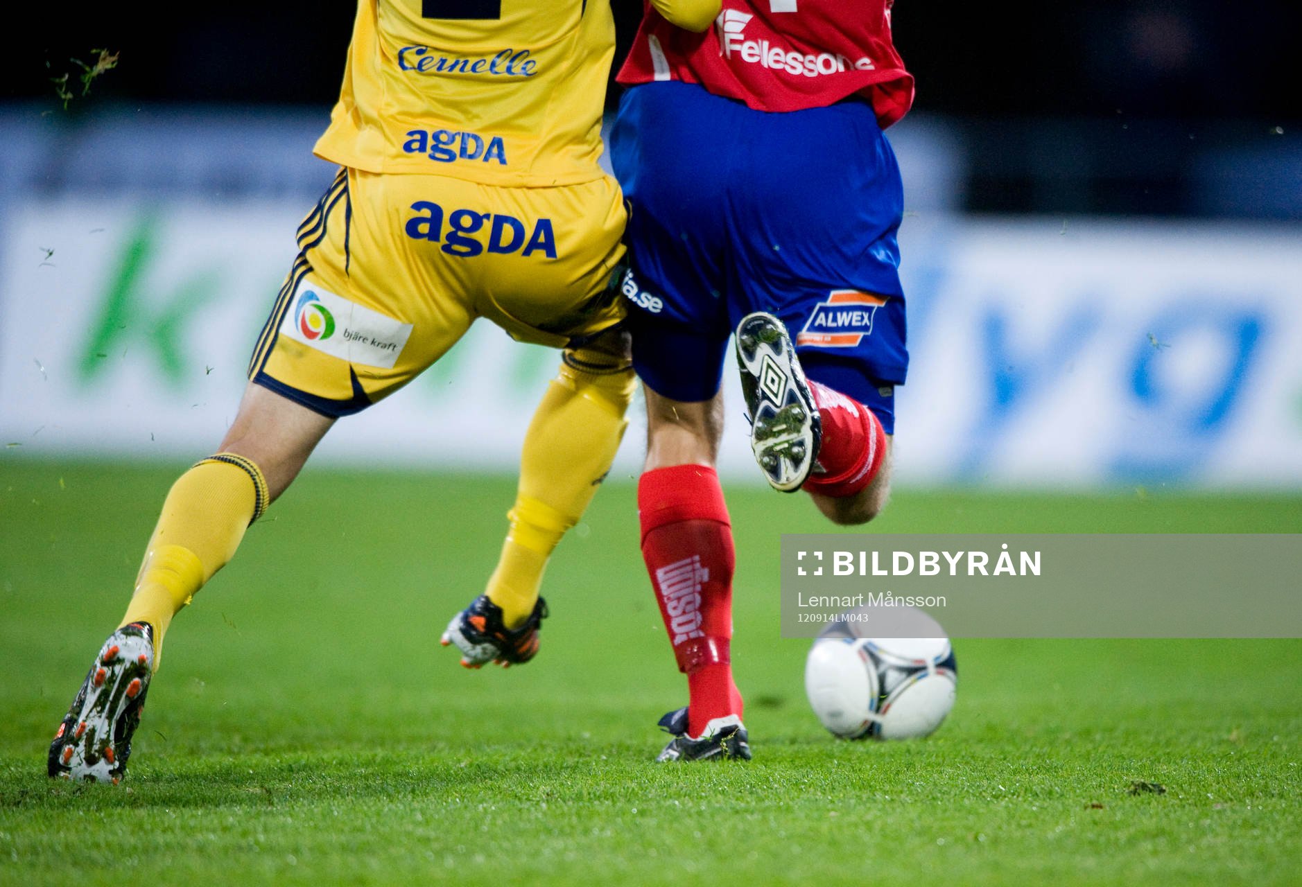 Fot, boll, fotboll, fotbollsskor, gräs, fotbollsstrumpor,