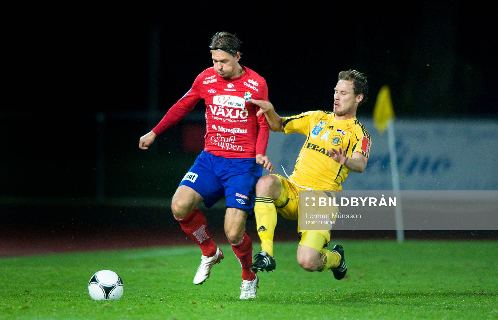 Johan Nilsson, Ängelholm, tacklar Freddy Söderberg, Öster