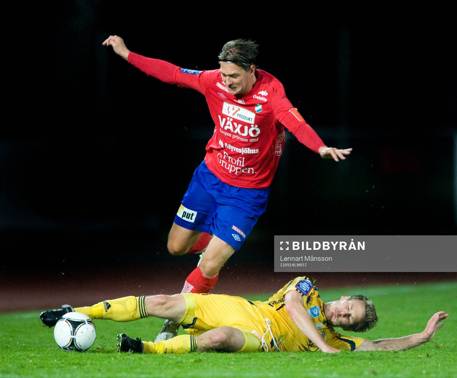 Johan Nilsson, Ängelholm, tacklar Freddy Söderberg, Öster