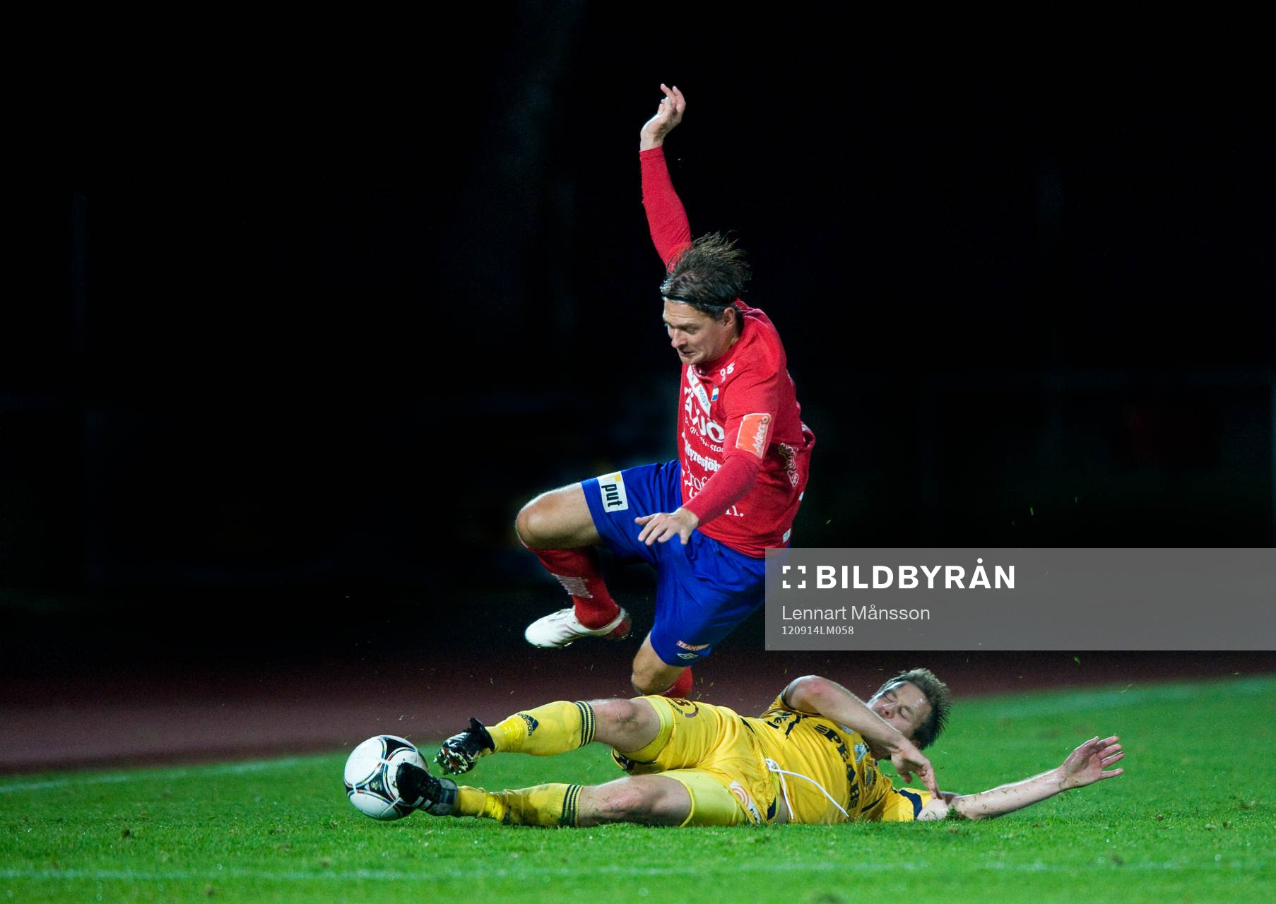 Johan Nilsson, Ängelholm, tacklar Freddy Söderberg, Öster