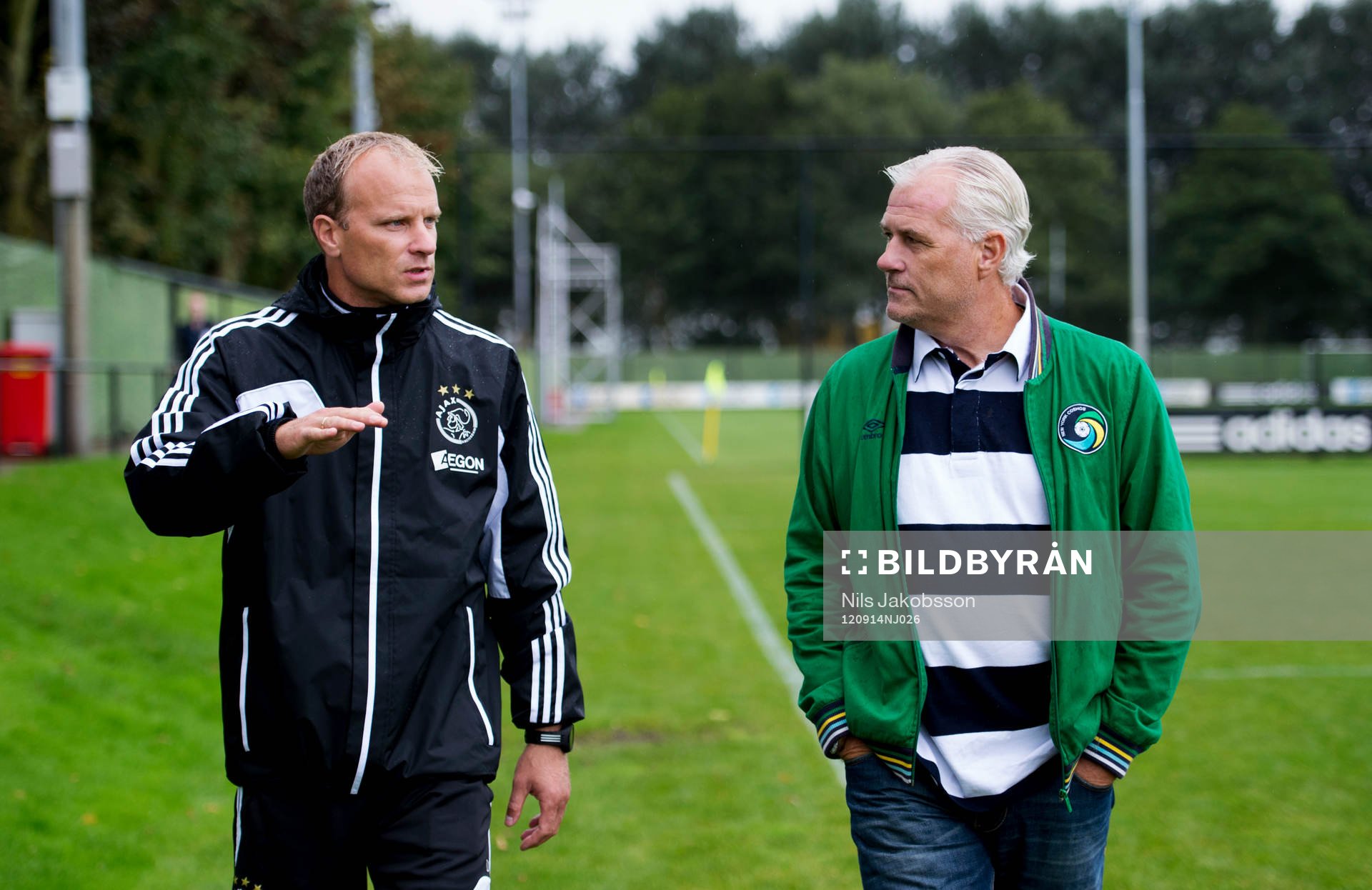 Dennis Bergkamp och Glenn Hysén går och pratar