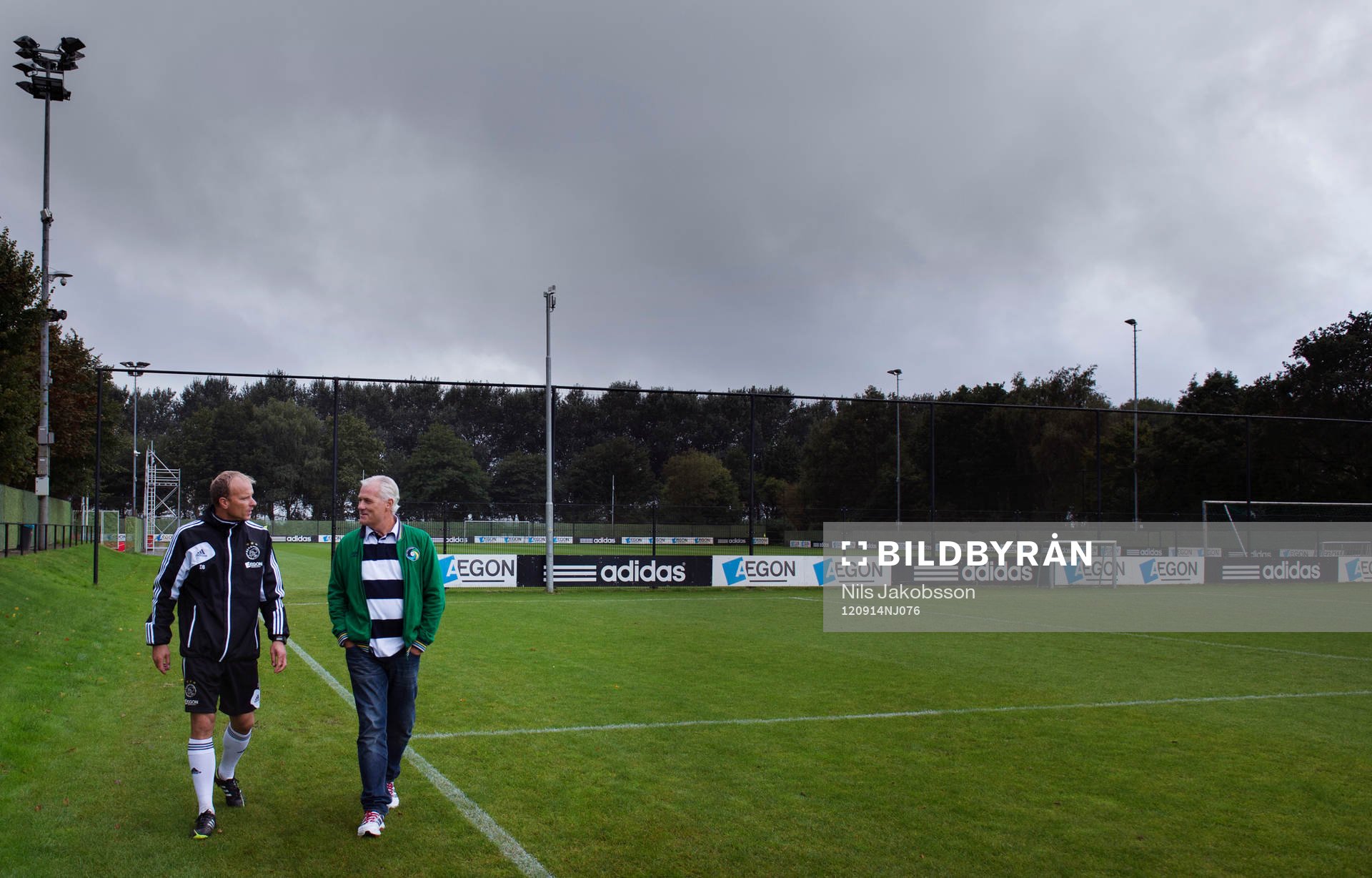Dennis Bergkamp och Glenn Hysén går och pratar