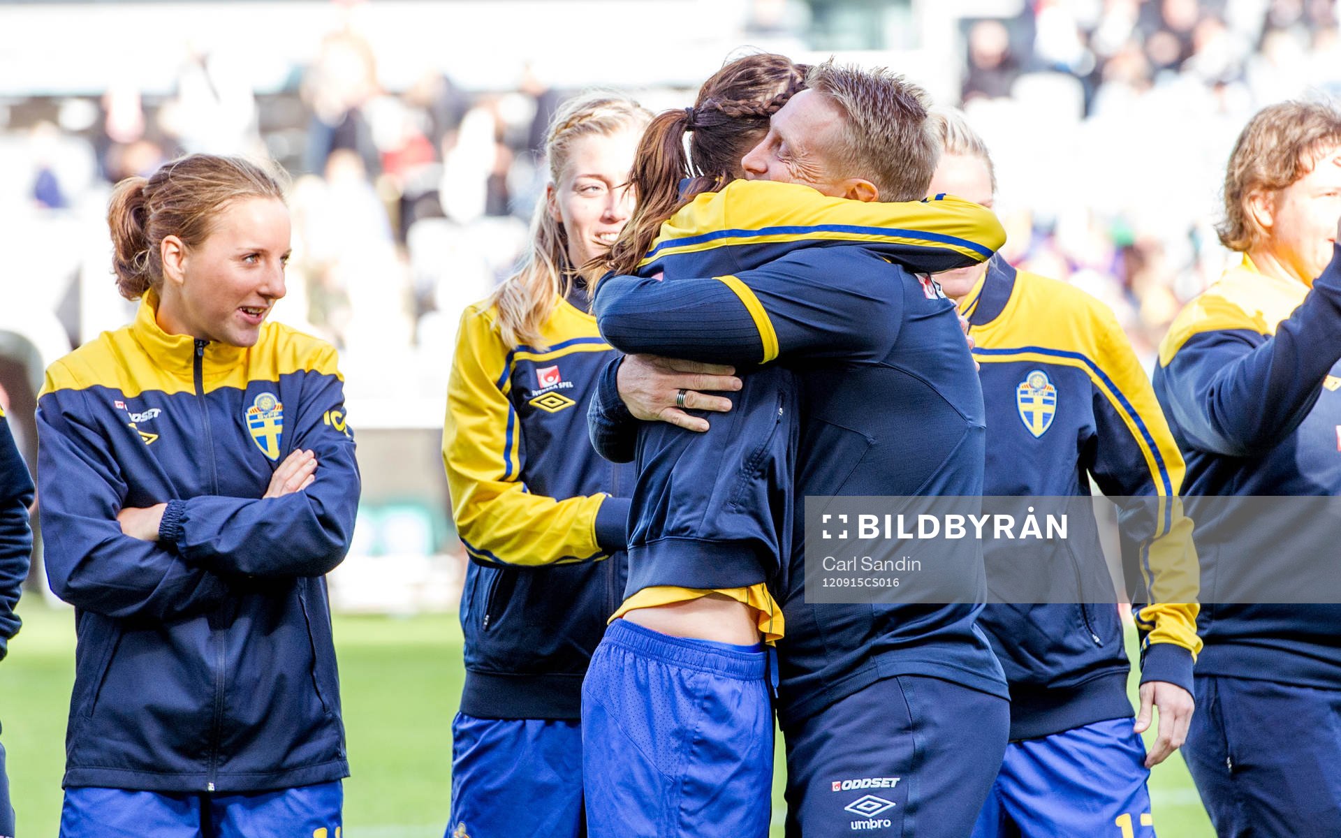 Lotta Schelin kramar om Thomas Dennerby, förbundskapten,