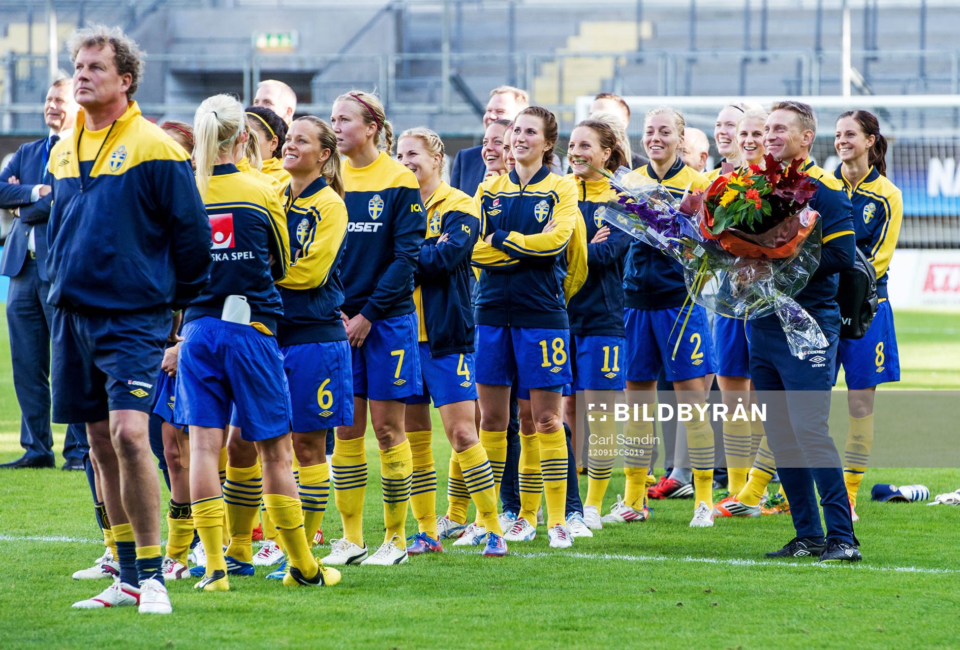Thomas Dennerby, förbundskapten Sverige. Kollar på klipp