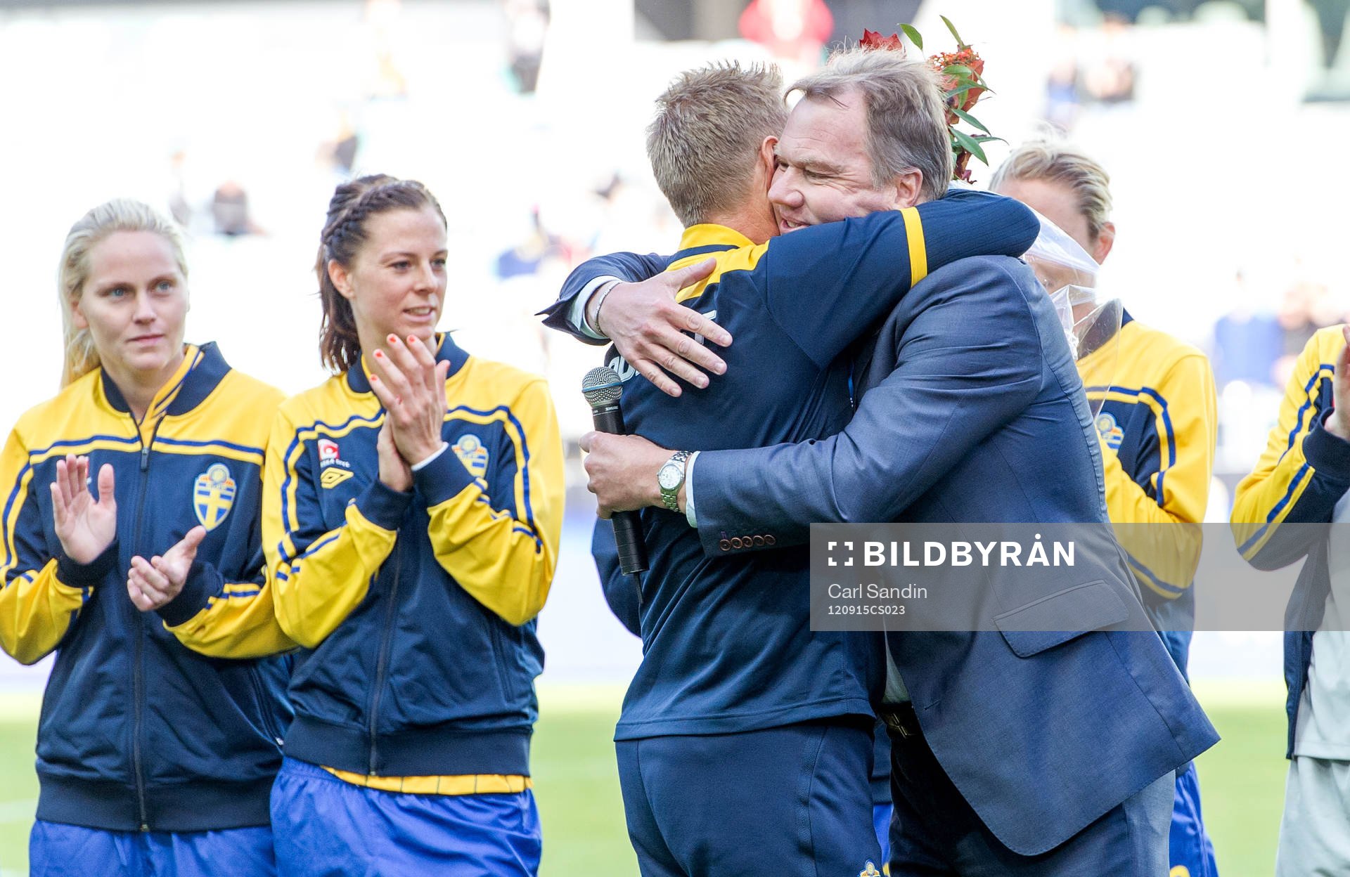 Thomas Dennerby, förbundskapten kramas om av Karl-Erik