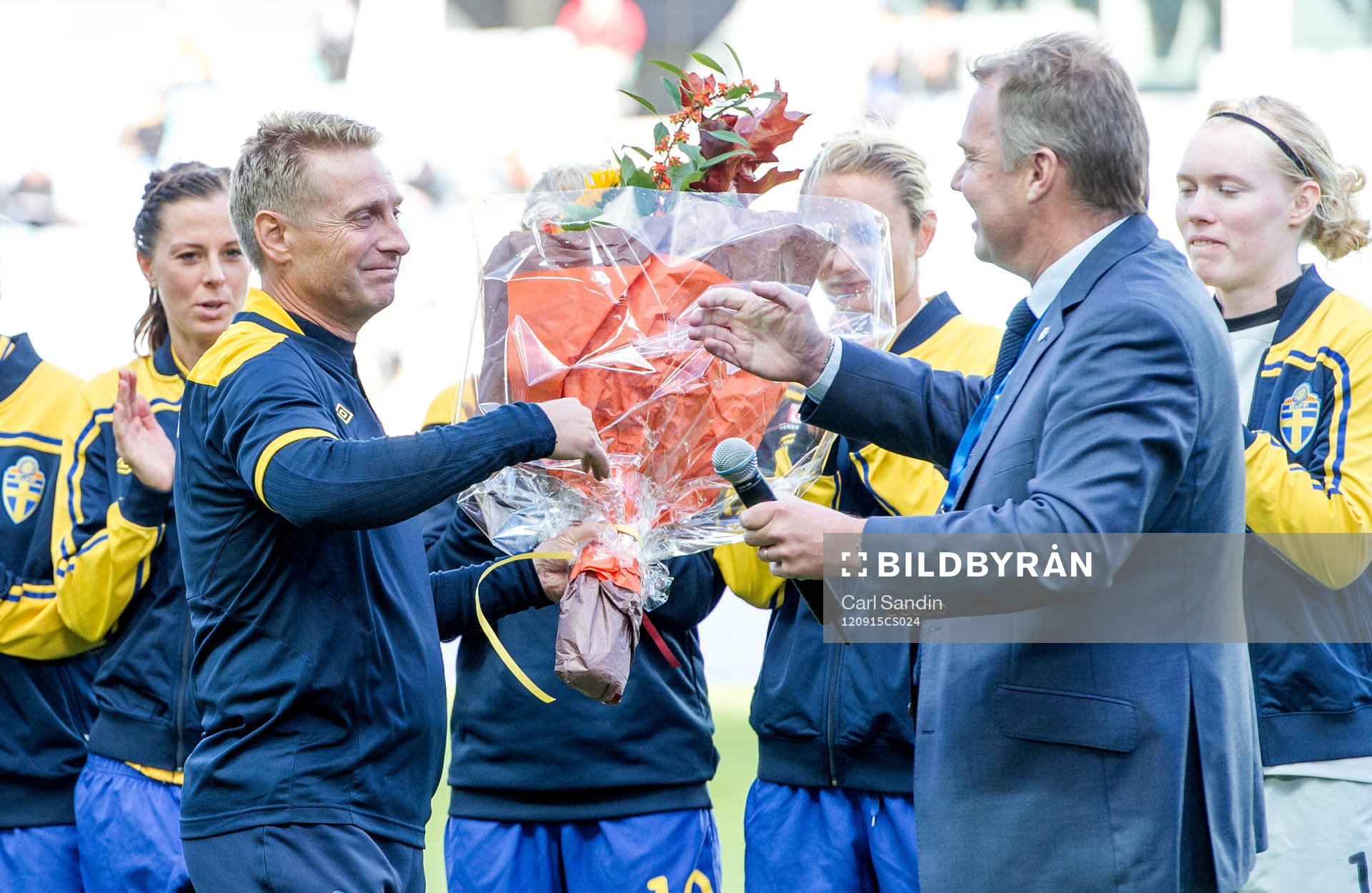 Thomas Dennerby, förbundskapten tackas av Karl-Erik