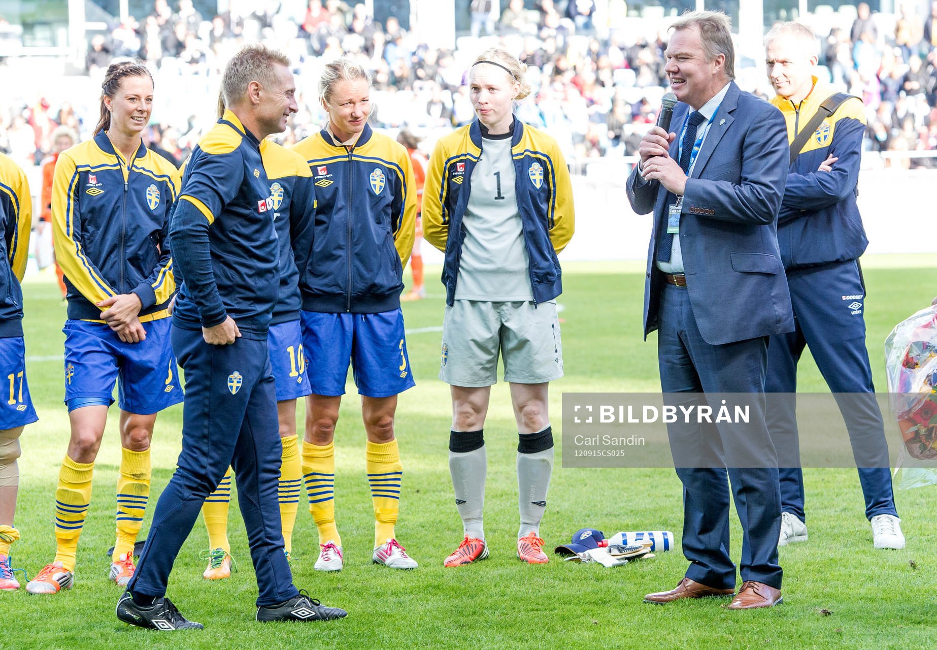Thomas Dennerby, förbundskapten tackas av Karl-Erik