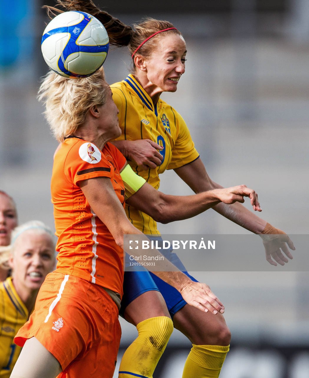 Kosovare Asllani, Sverige i nickduell med Daphne Koster,