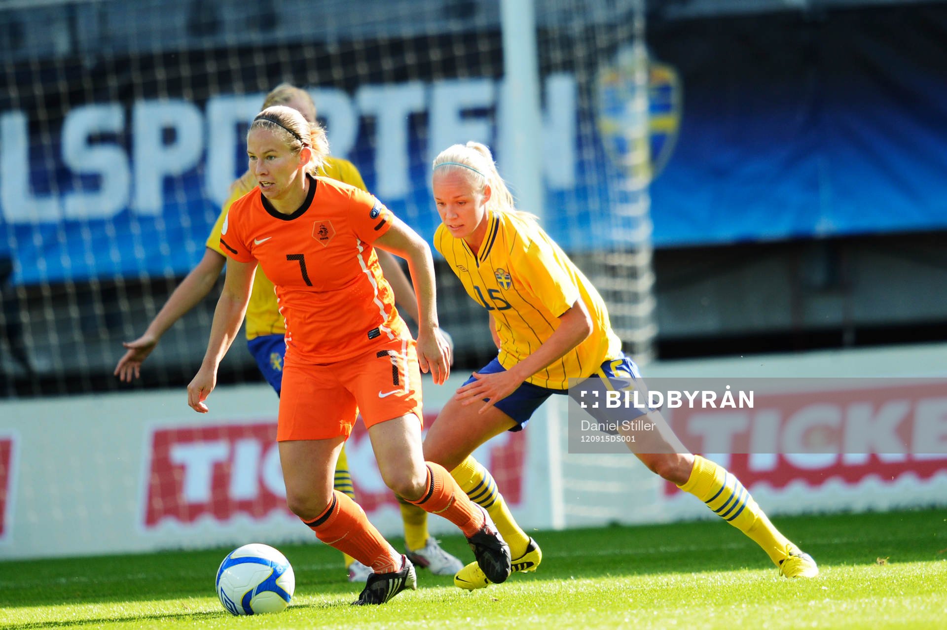 Fotboll, Träningslandskamp, Dam, Sverige - Holland: Sylvia Smit, Holland och Caroline Seger, Sverige