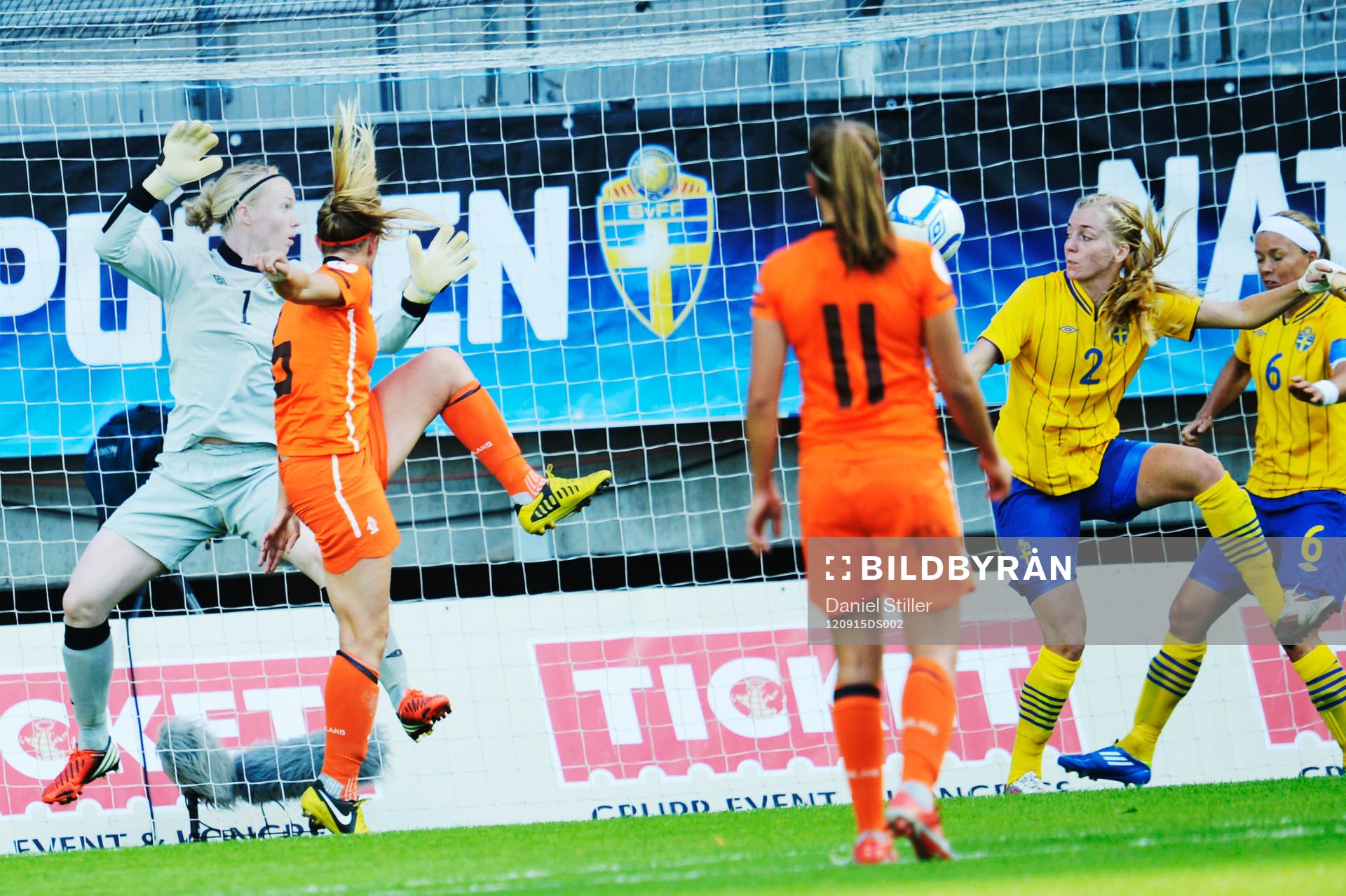 Fotboll, Träningslandskamp, Dam, Sverige - Holland: Anouk Hoogendijk gör 0-1 för Holland.