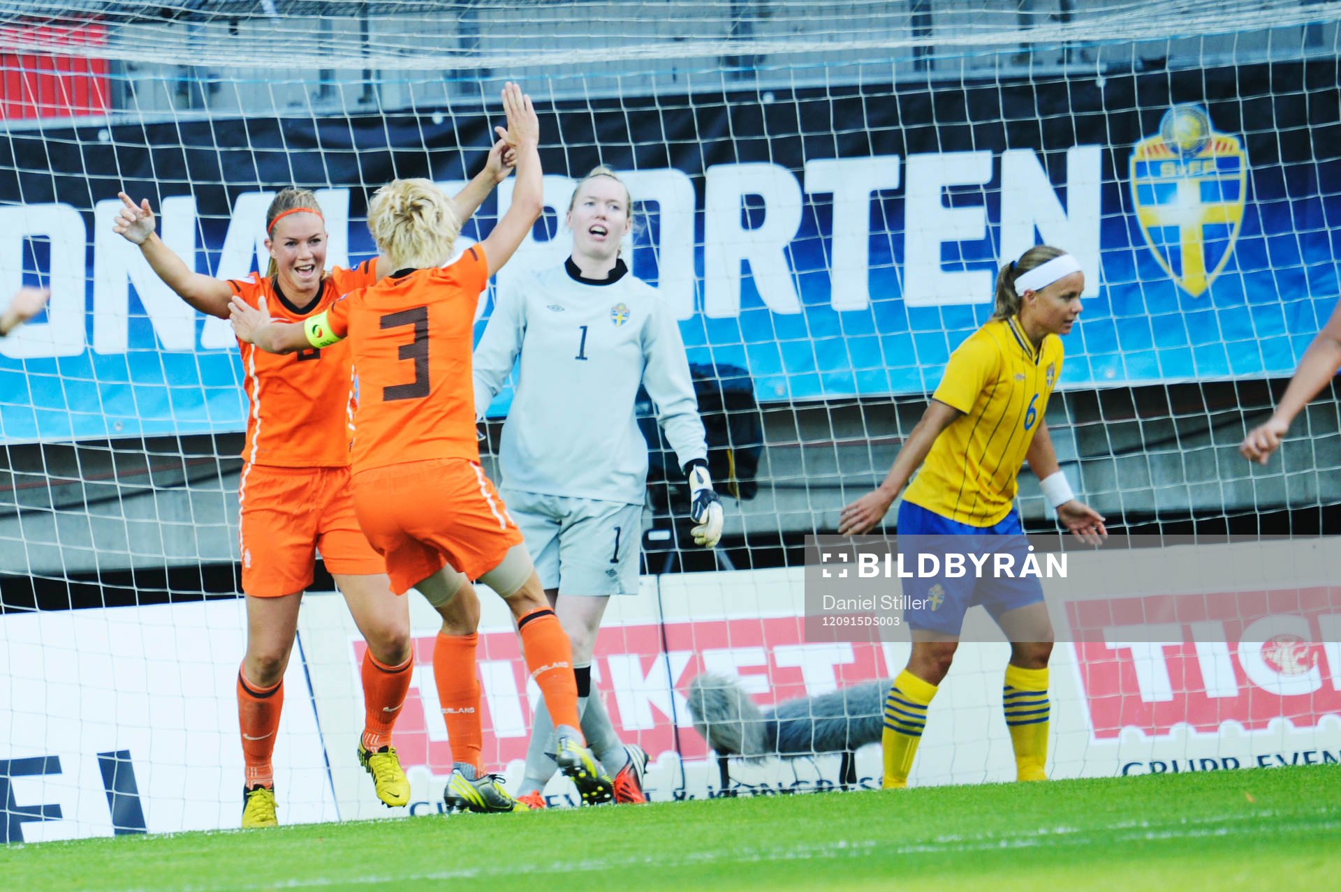 Fotboll, Träningslandskamp, Dam, Sverige - Holland: Anouk Hoogendijk gör 0-1 för Holland.