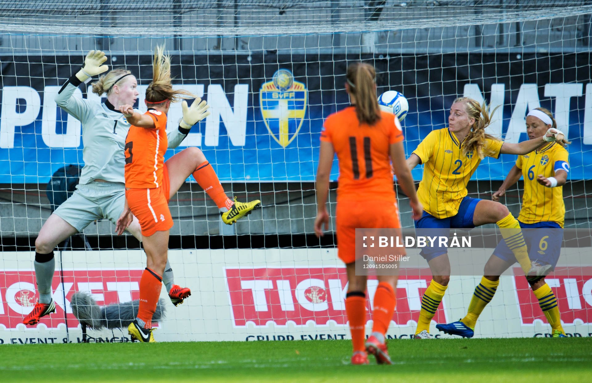 Fotboll, Träningslandskamp, Dam, Sverige - Holland: Anouk Hoogendijk, Holland, gör 0-1 bakom Hedvig Lindahl, målvakt Sverige, Linda Sembrant, SAra Thunebro, Sverige
