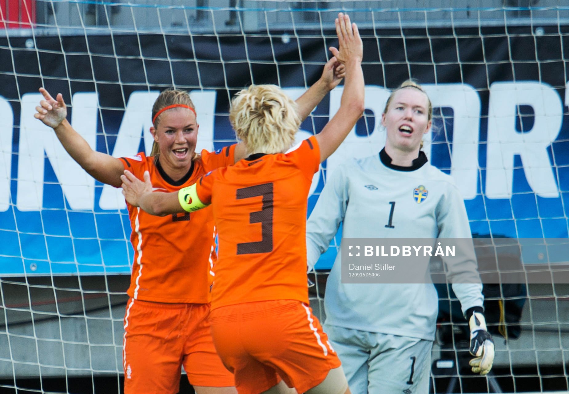 Fotboll, Träningslandskamp, Dam, Sverige - Holland: Anouk Hoogendijk, Holland, gör 0-1 bakom Hedvig Lindahl, målvakt Sverige, jubel
