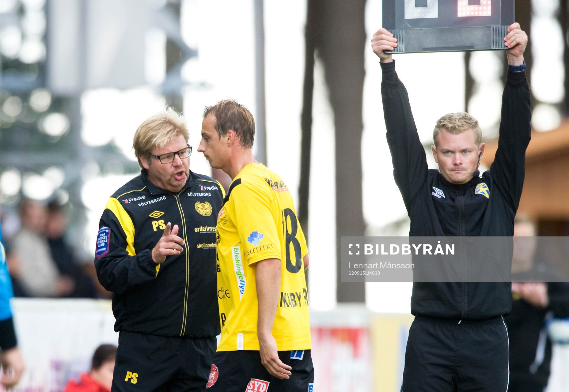  2-målsskytten Pär Ericsson blir utbytt, tackas av Peter Swärdh, tränare, Mjällby