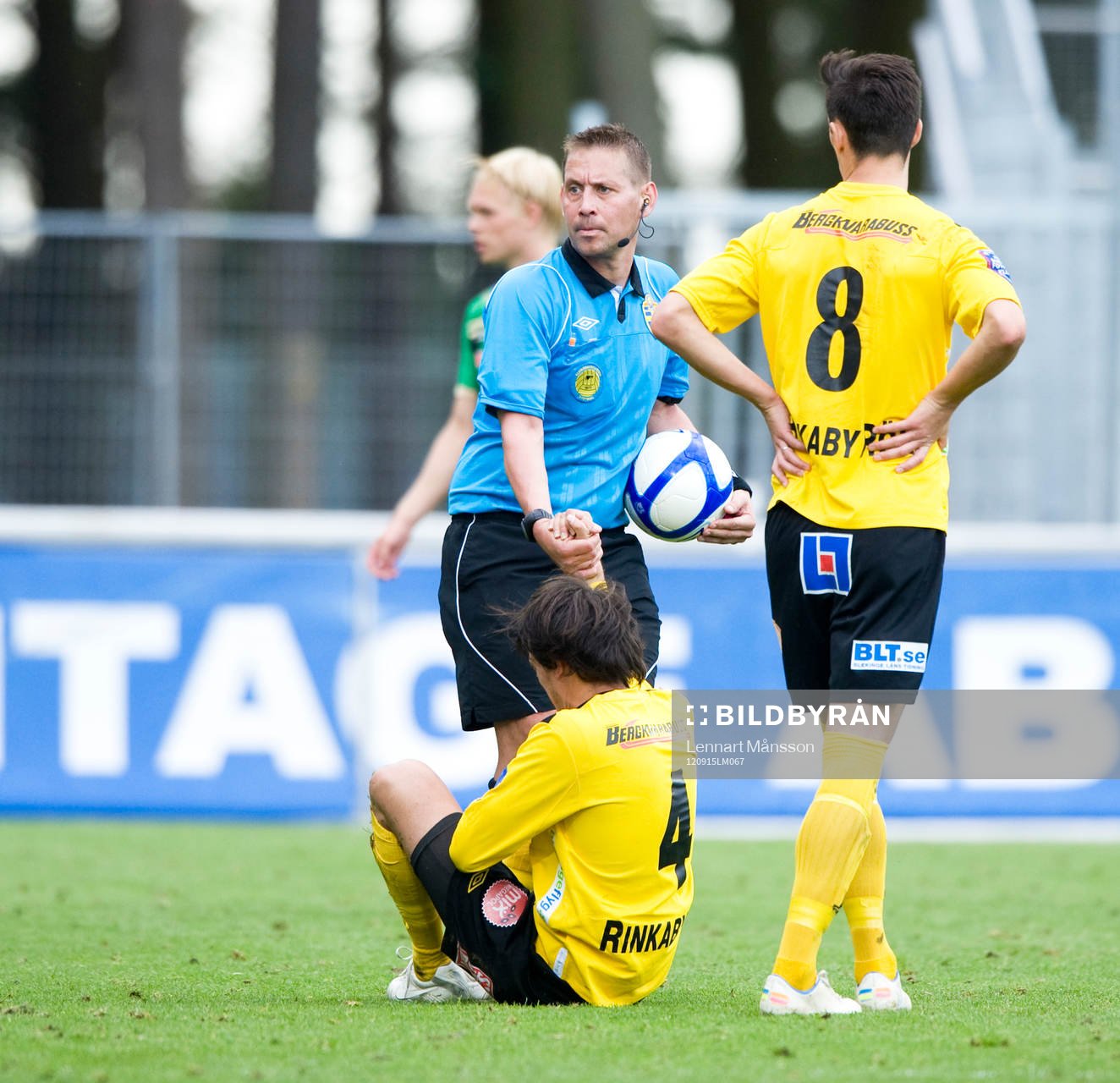  Fair play, Magnus Ahlsén, domare, hjälper Daniel Ivanovski, Mjällby