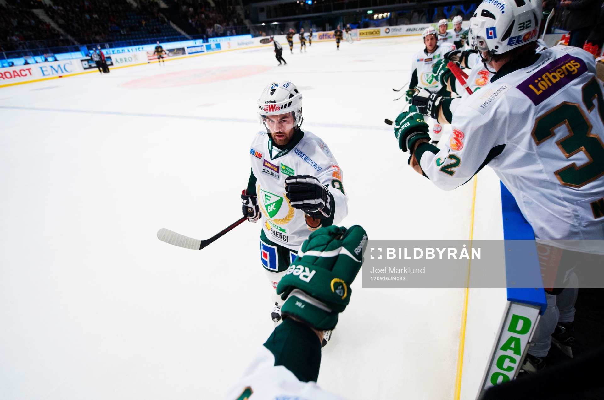 Jack Connolly, Färjestad, gratuleras till sitt 0-1-mål
