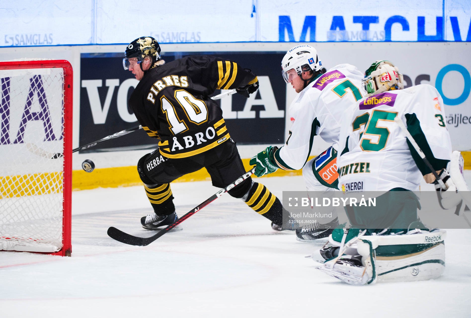 Esa Pirnes, AIK, och Oscar Klefbom, Färjestad, ser pucken