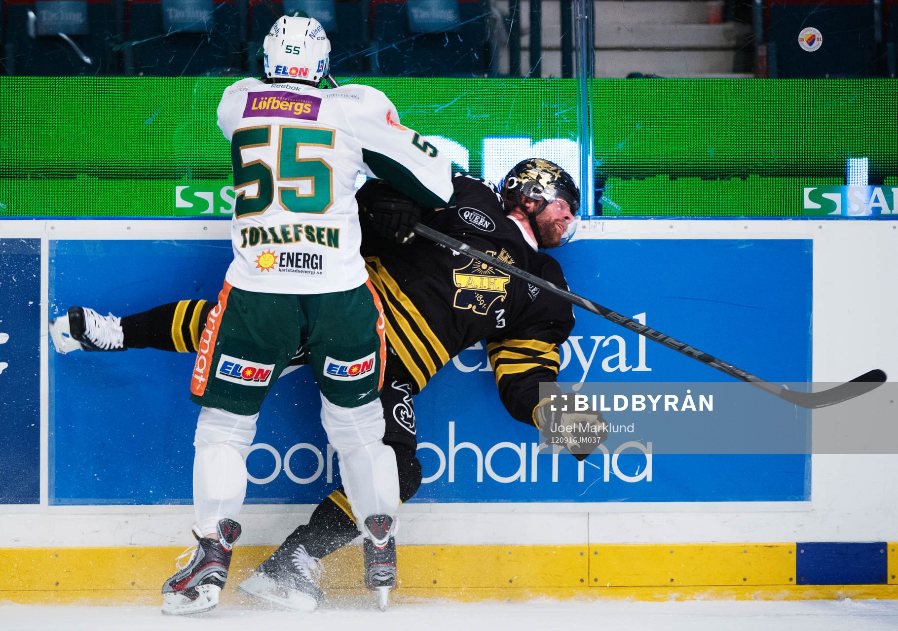 Ole-Kristian Tollefsen, Färjestad, tacklar Daniel