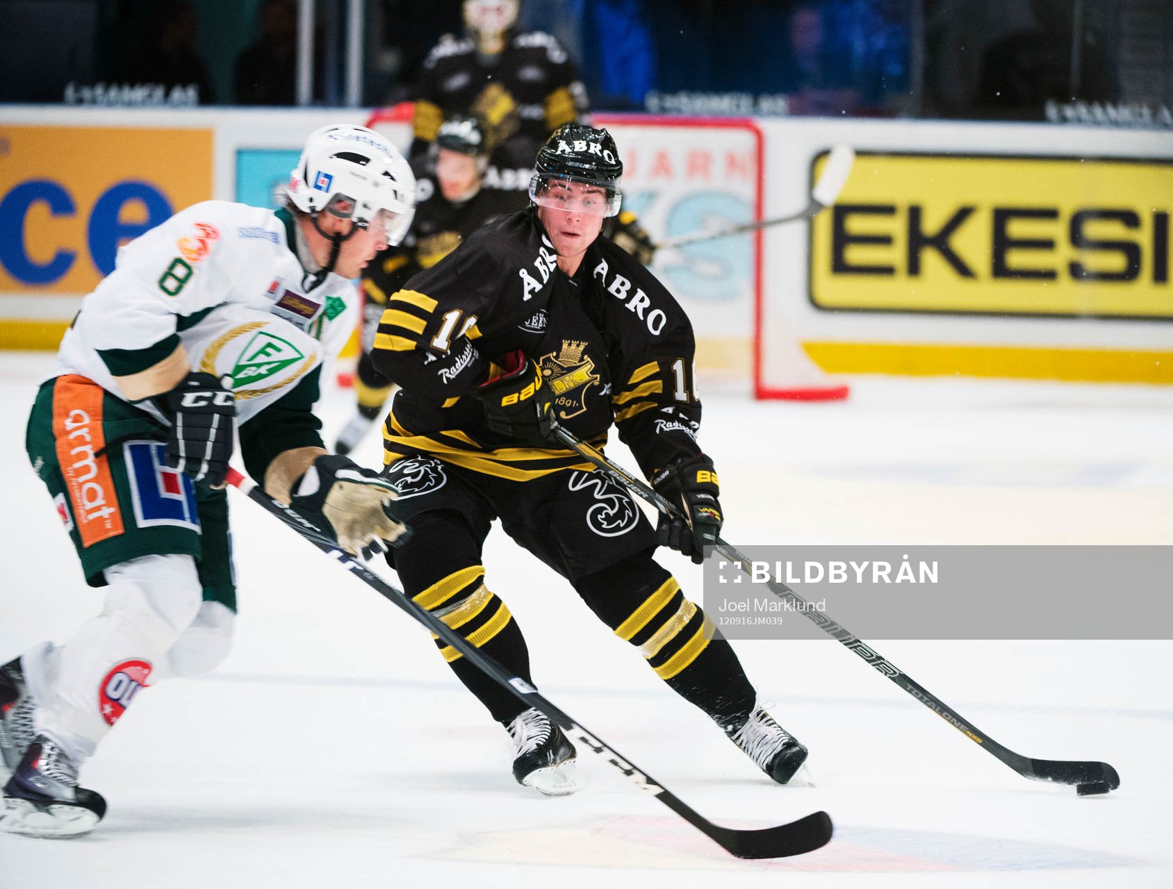 Tobias Viklund, AIK, avancerar med pucken