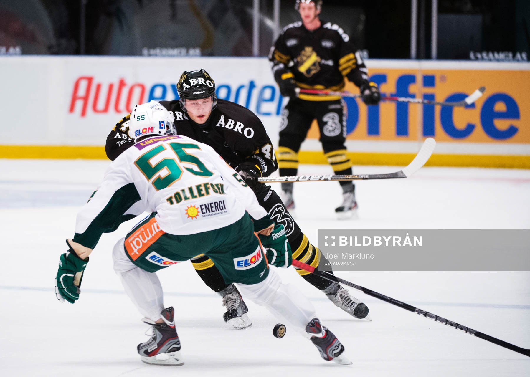 Nicklas Jensen, AIK, för pucken framåt i banan