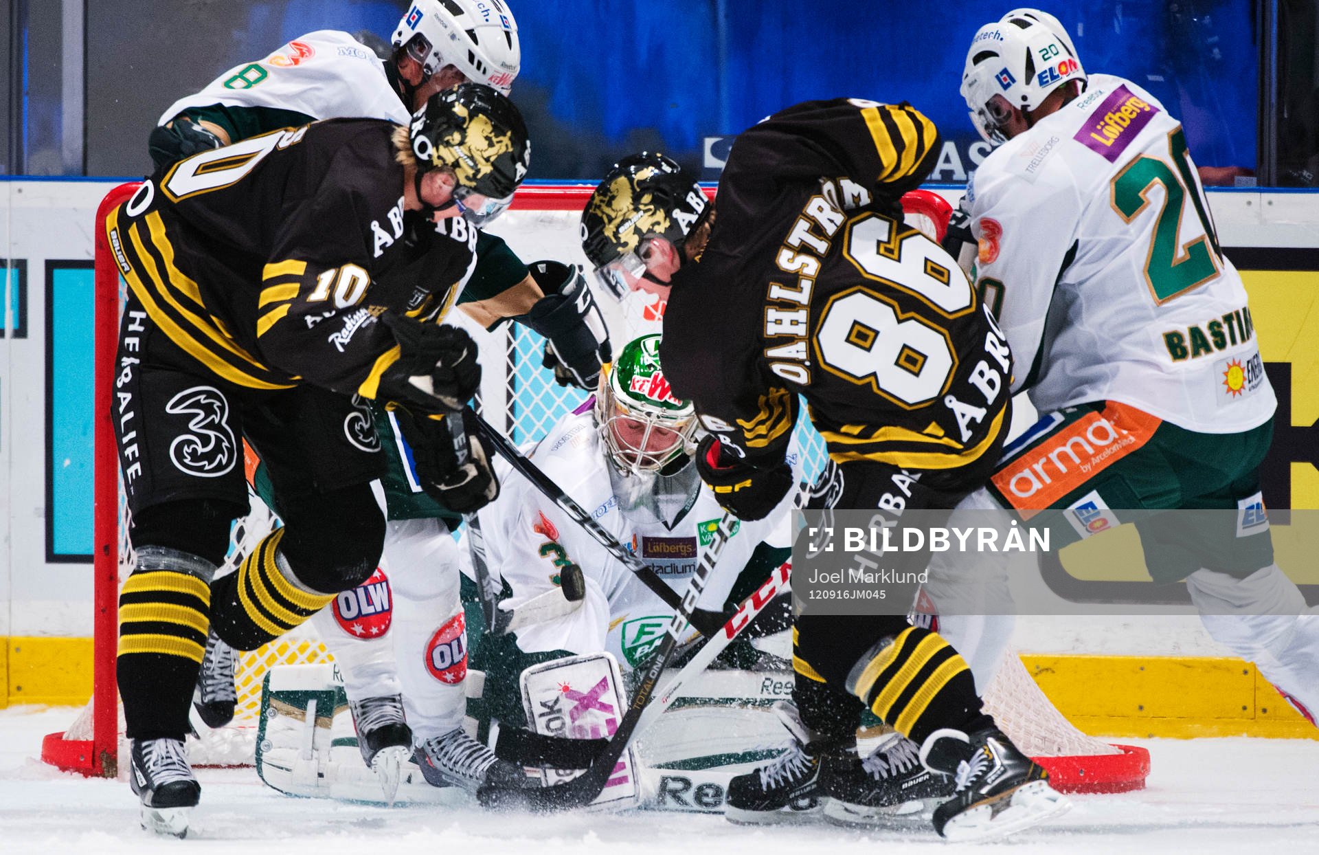 Esa Pirnes och Oscar Ahlström, AIK, oroar framför Fredrik
