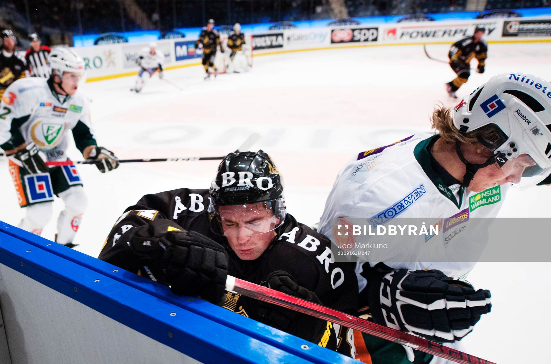 Broc Little, AIK, tacklas av Max Görtz, Färjestad