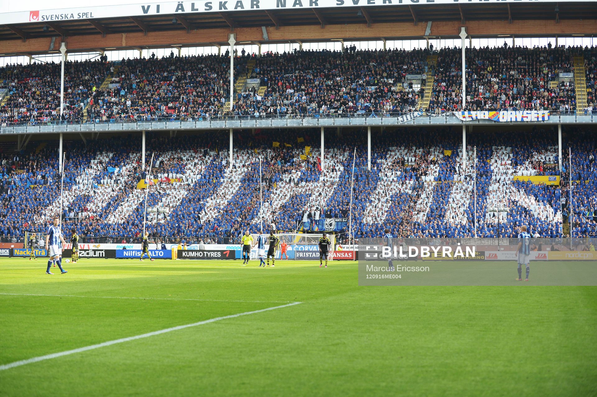 Tifo i Djurgårdsklacken med texten Hata AIK