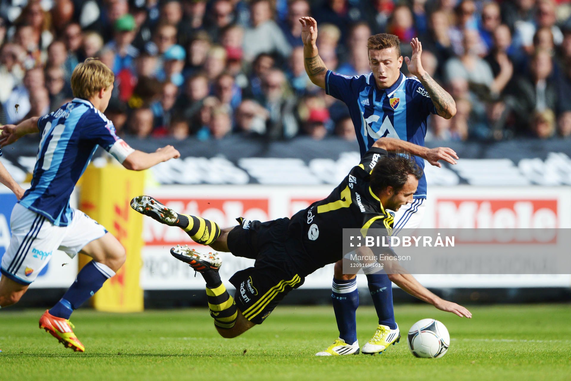  Helgi Danielsson, AIK faller framför Erton Fejzullahu, Djurgården.