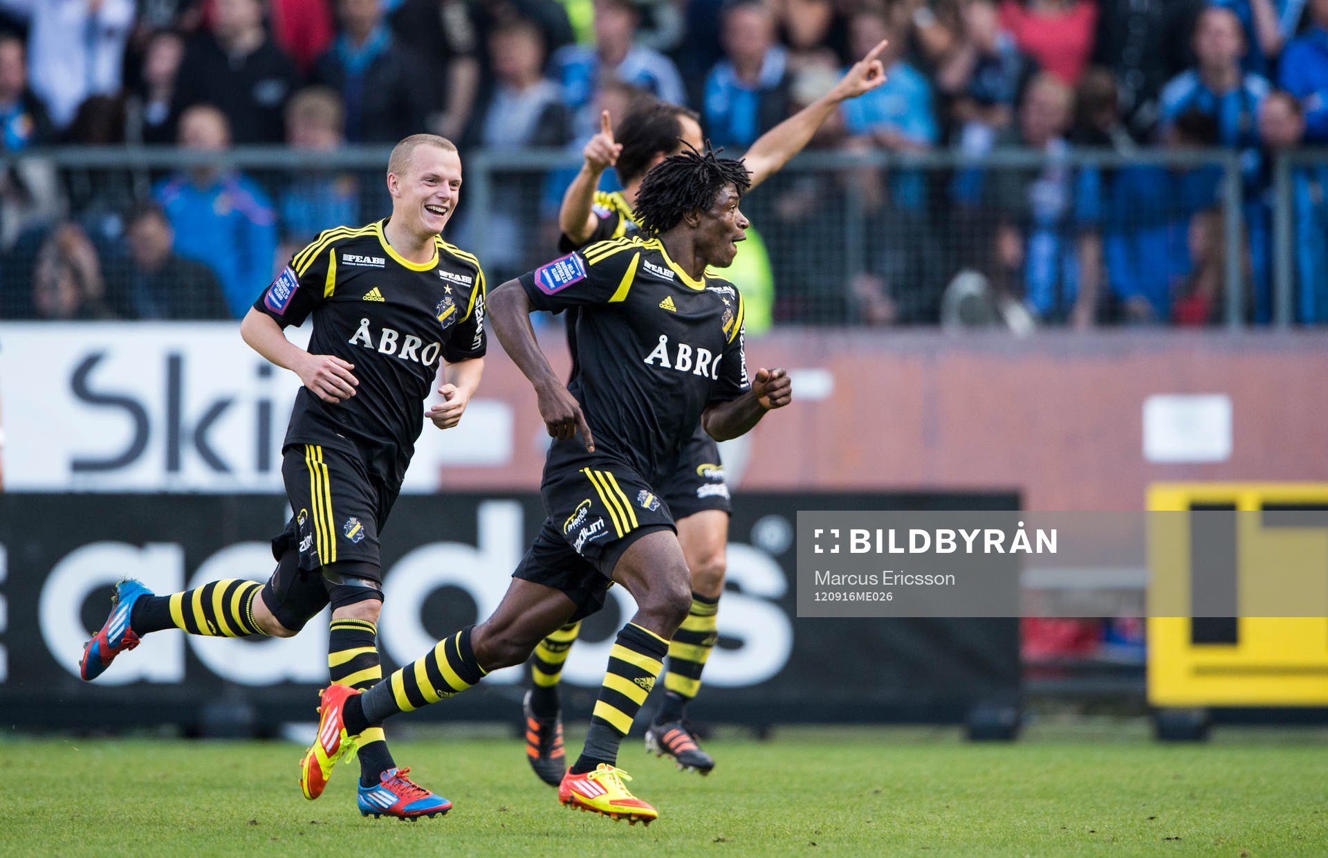  Mohamed Bangura, AIK jublar efter 2-0