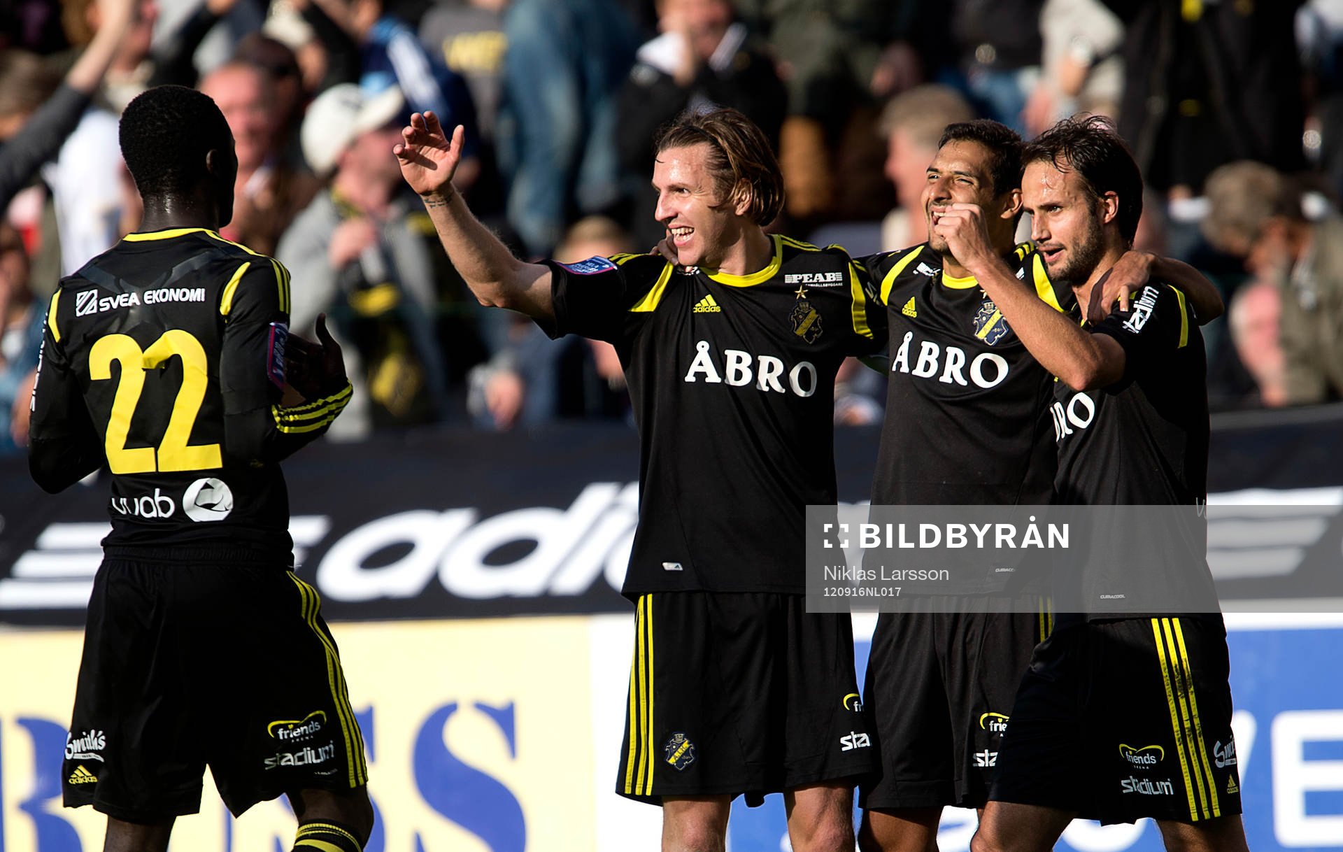 Helgi Danielsson och Nils Eric Johansson gratulerar Celso