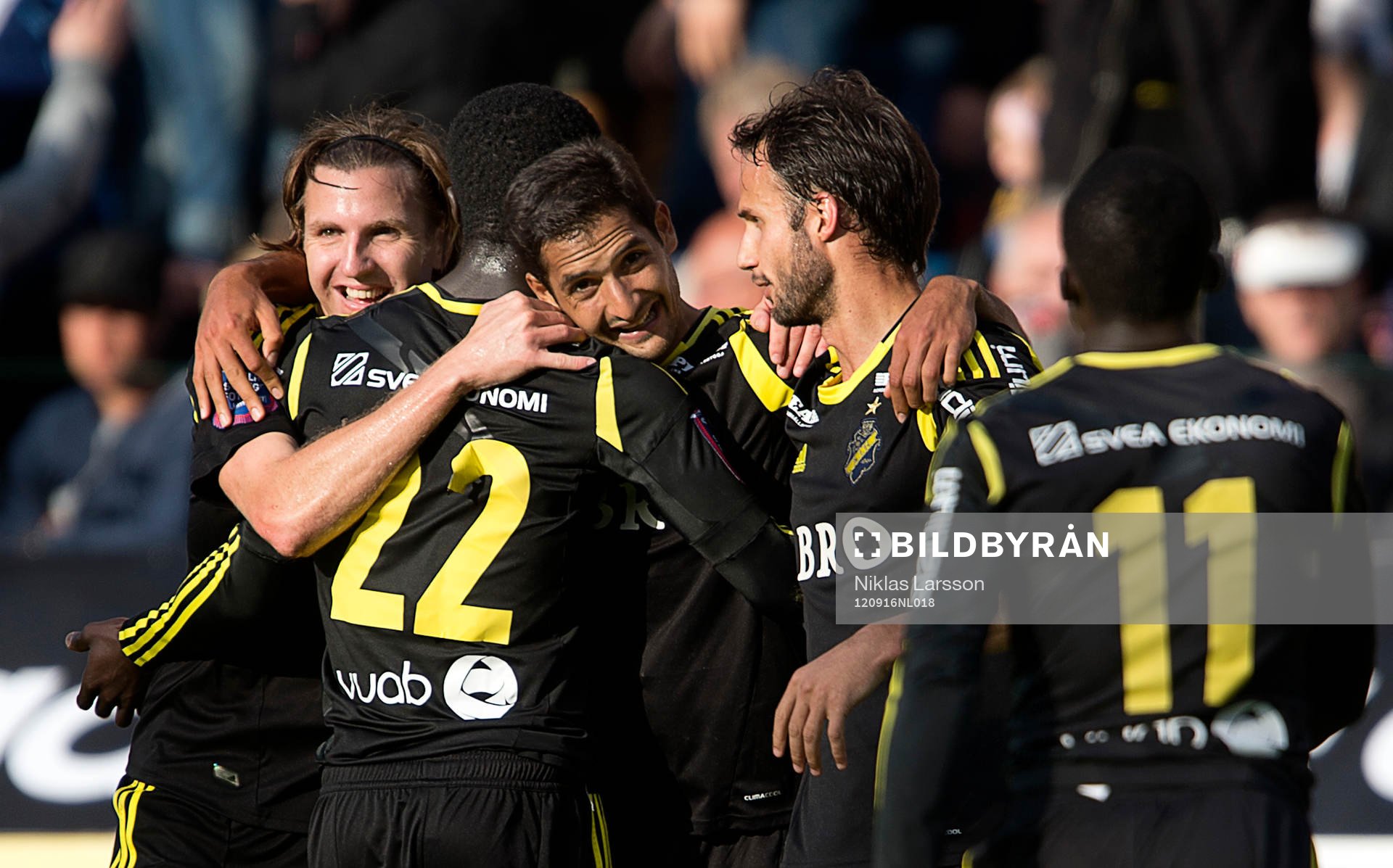 Helgi Danielsson och Nils Eric Johansson gratulerar Celso