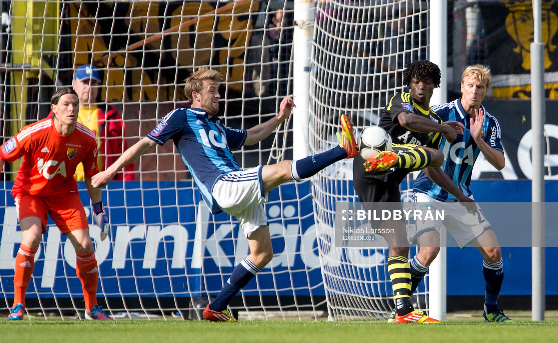 Mohamed Bangura, AIK klackar framför Djurgårdens mål