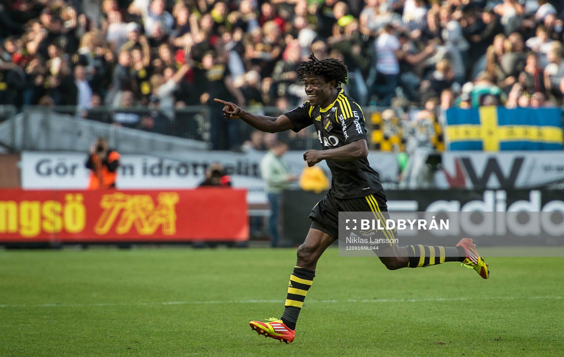  Mohamed Bangura, AIK jublar över 0-2 målet.