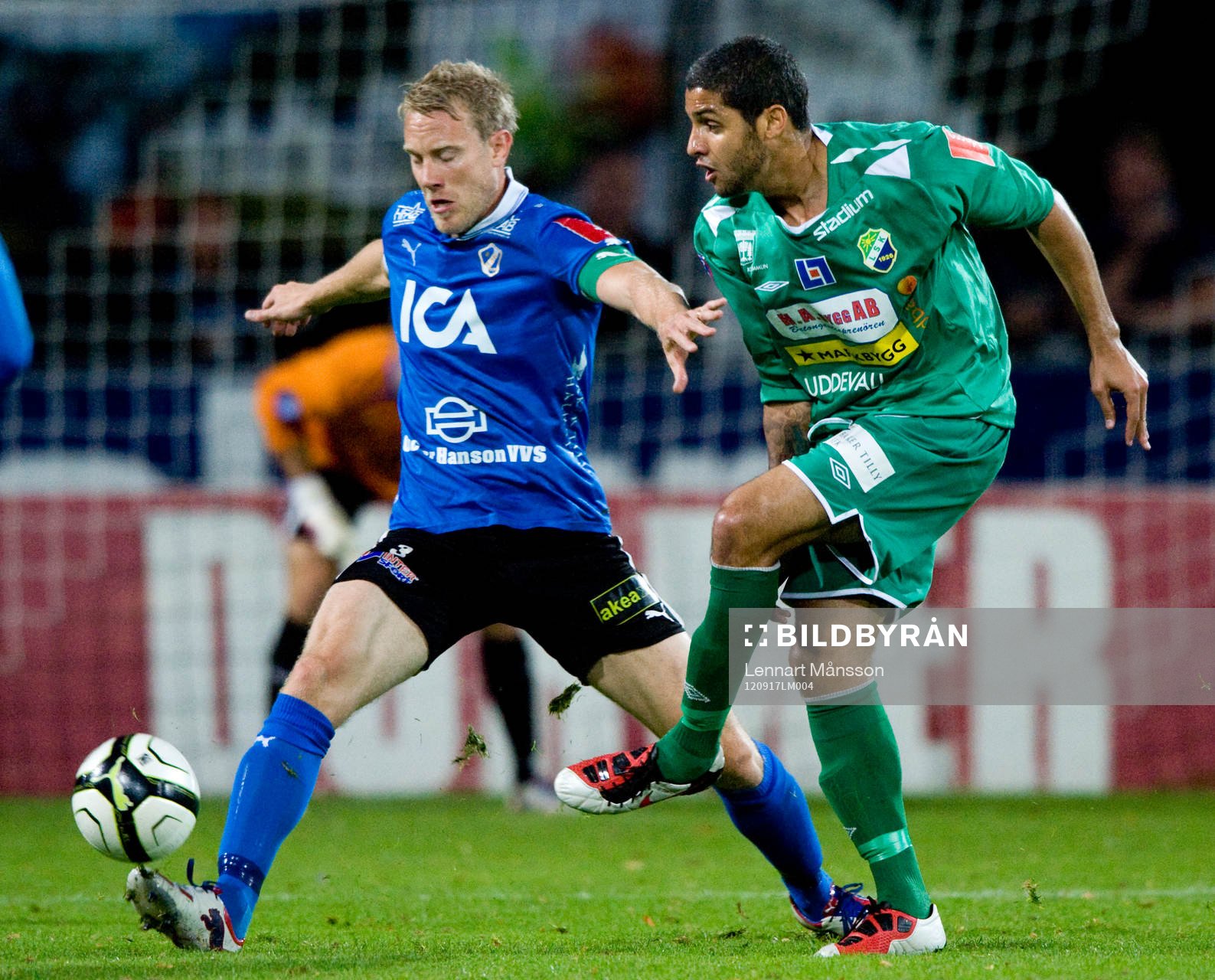Johnny Lundberg, Halmstad, stoppar Bruno Santos da Silva,