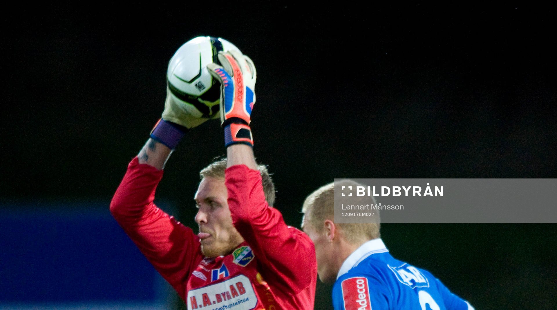 Markus Sandberg, målvakt, Ljungskile, framför Gudjon