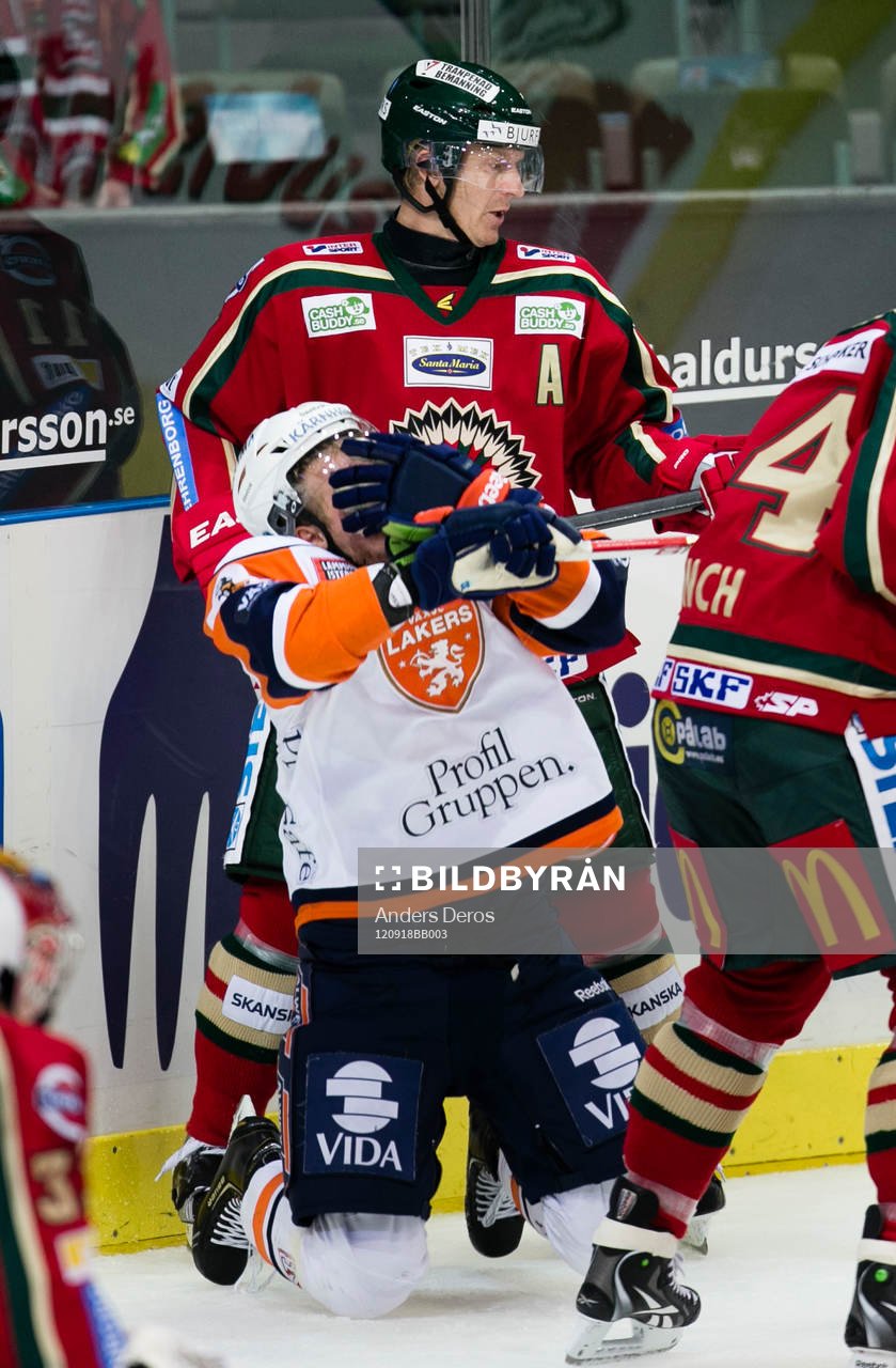 Johan Andersson får en klubba i ansiktet, Per-Johan