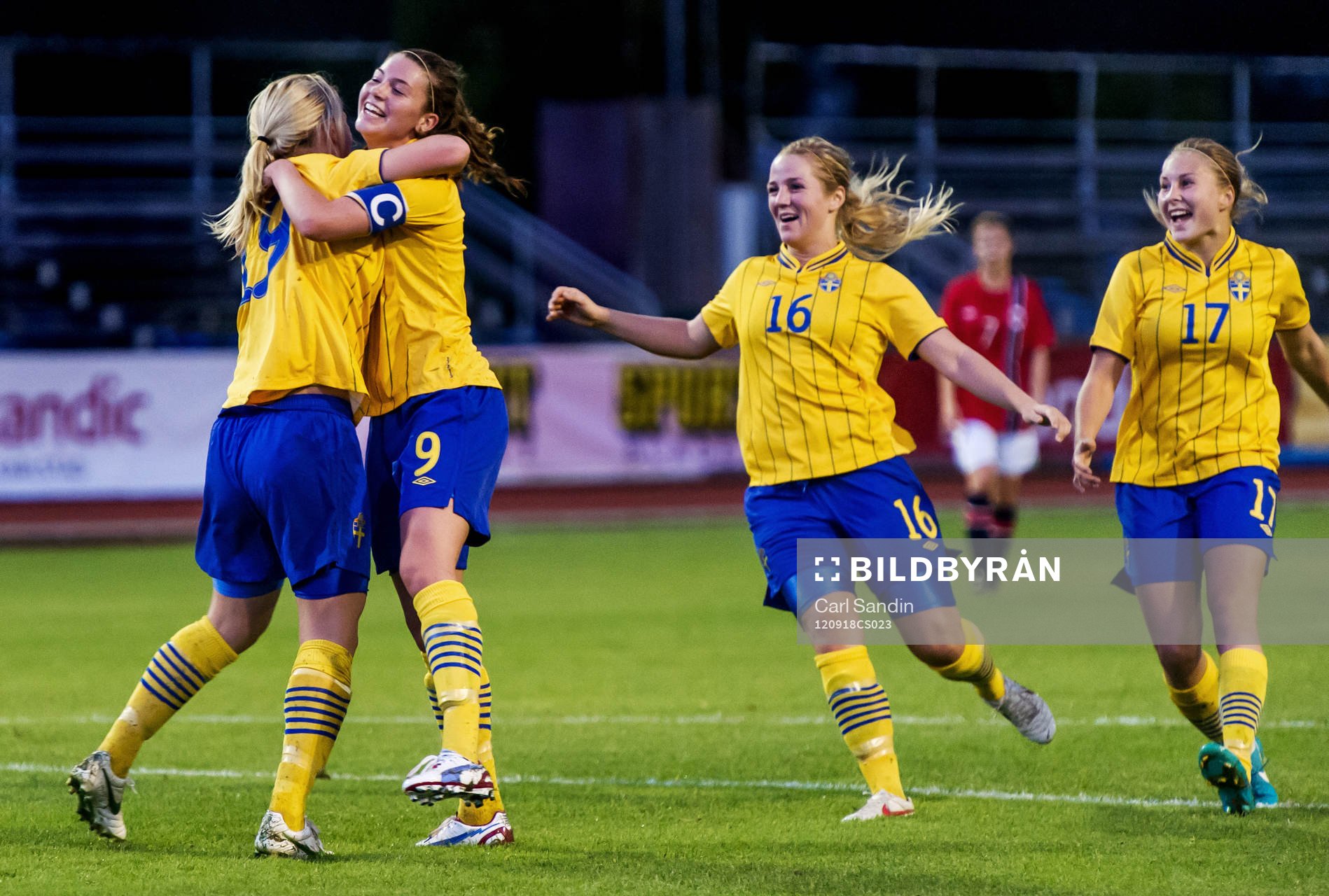 Sverige gör 1-0 i första halvlek genom Mimmi Larsson