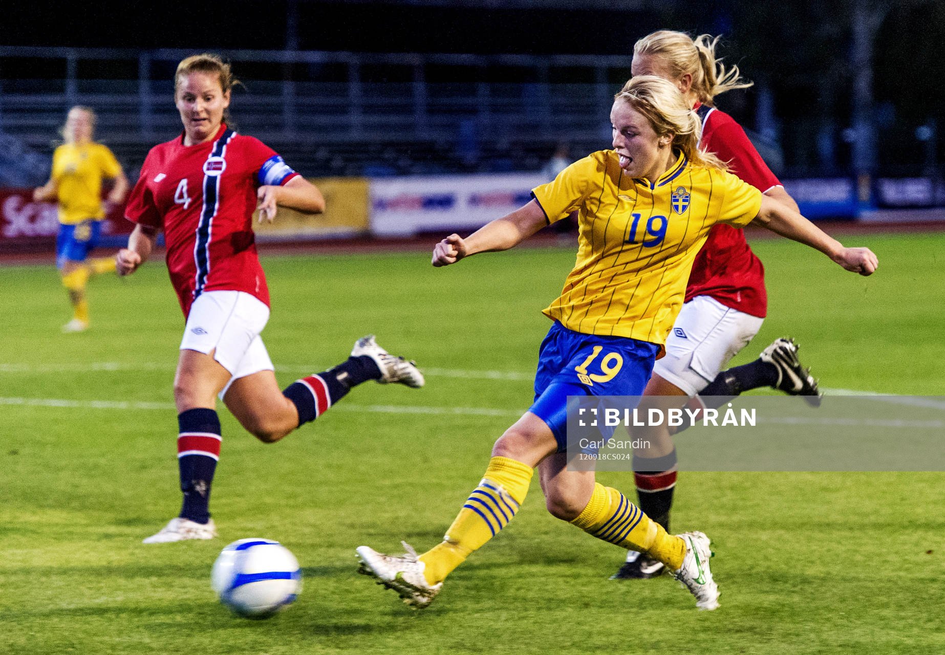 Mimmi Larsson, Sverige, skjuter mot mål