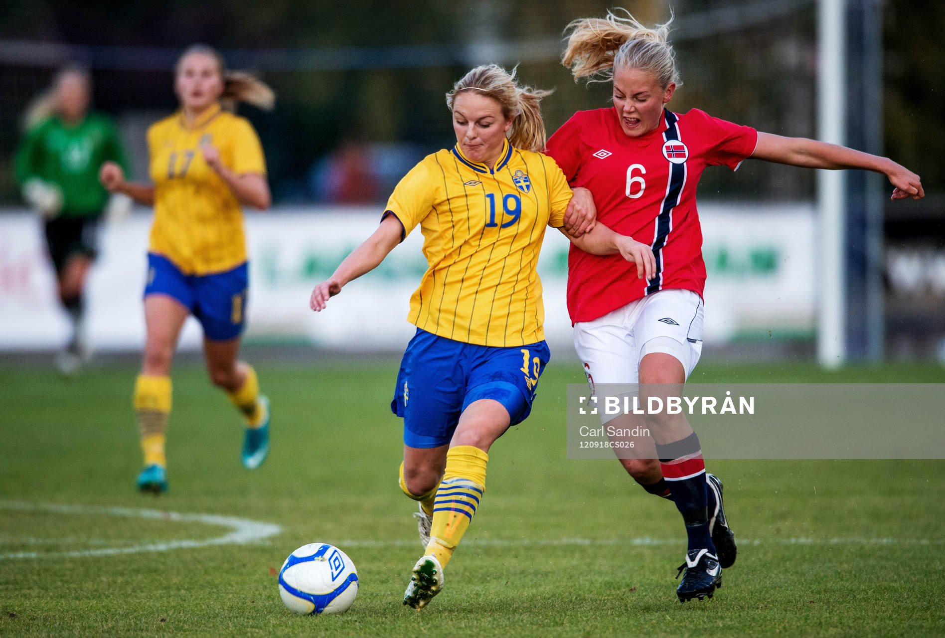 Fotboll, Dam, Landskamp, F18, Sverige - Norge: Sveriges Mimmi Larsson, i närkamp med Guro Bergsvand, Norge.