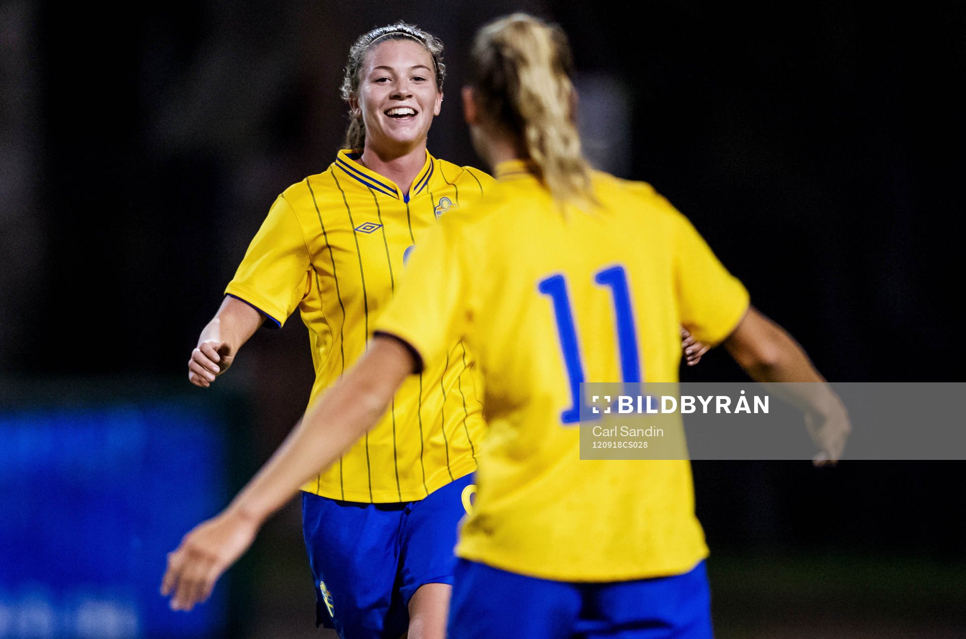 Fotboll, Dam, Landskamp, F18, Sverige - Norge: Pauline Hammarlund, Sverige, är glad efter sveriges 2-0 mål som gjordes av Nina Jakobsson.