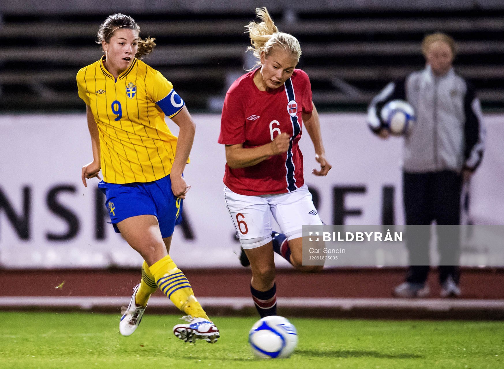 Pauline Hammarlund, Sverige, passar bollen