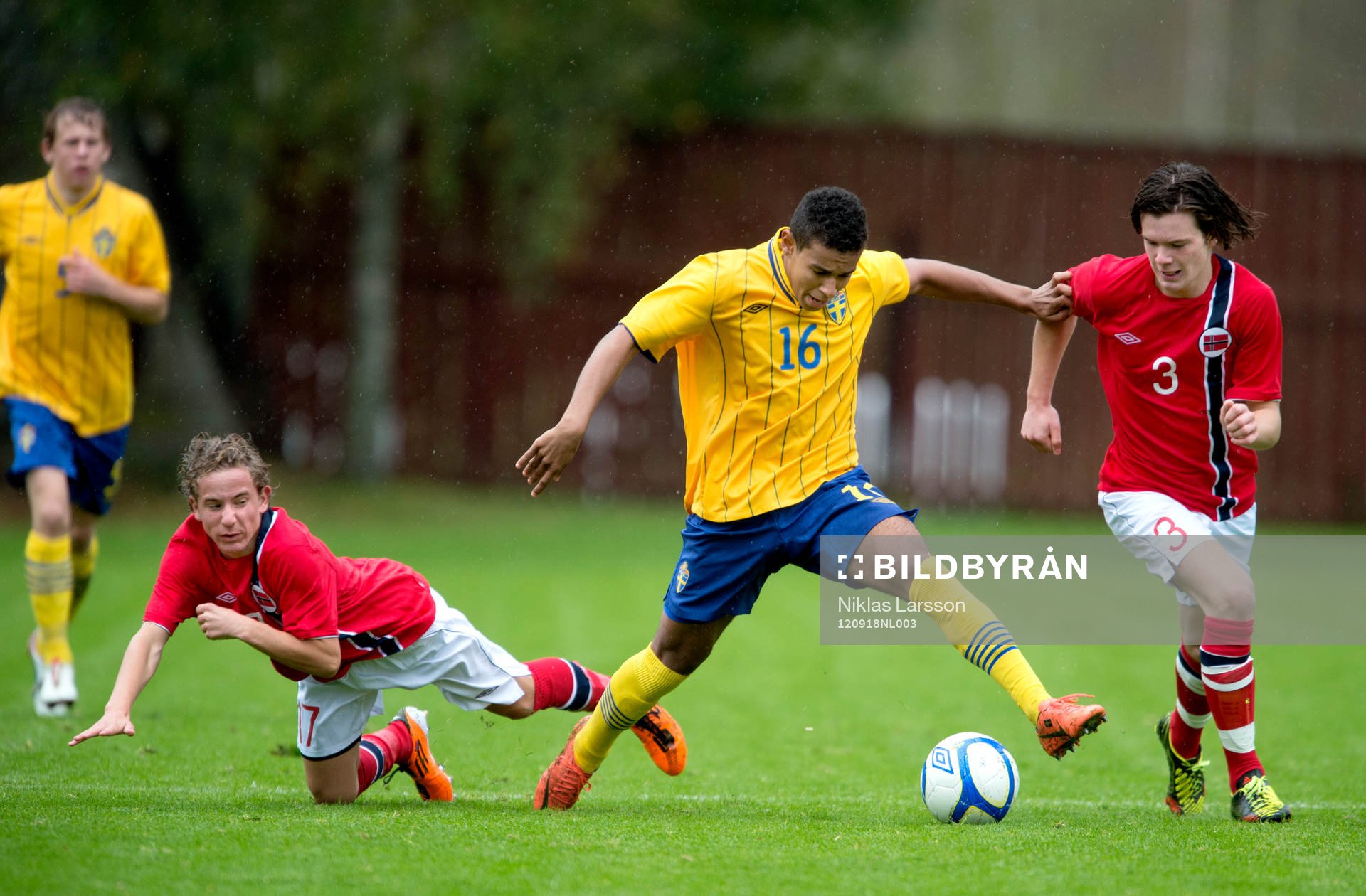Fotboll, landslag, P15: Jamaal Raage, Sverige och Håkon Sky och Ludvig Begby, Norge.