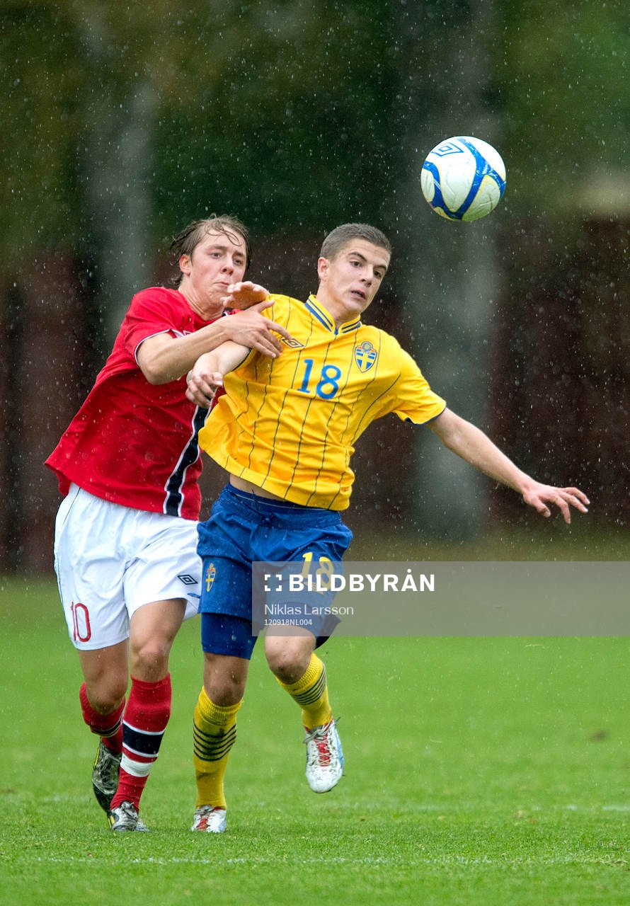 Fotboll, landslag, P15, Sverige - Norge: Filip Sachpekidis, Sverige och Mathias Gjerstroem, Norge.