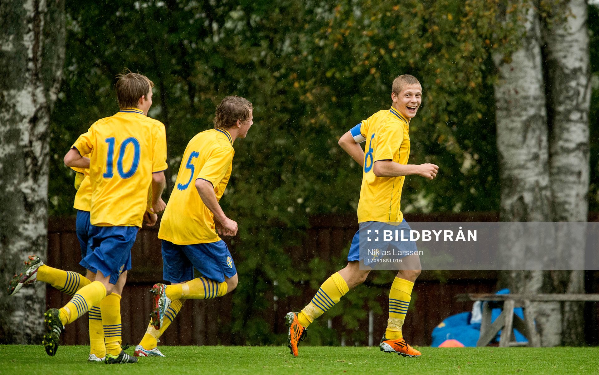 Fotboll, landslag, P15, Sverige - Norge: Erik Andersson, Sverige jublar efter 2-0 målet.