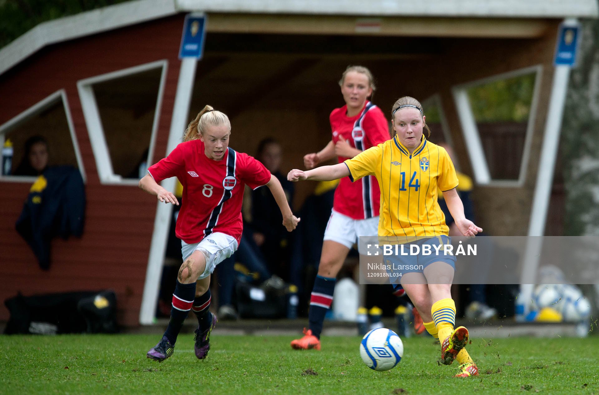 Rebecka Holm Klensmeden, Sverige och Marie D Markussen,
