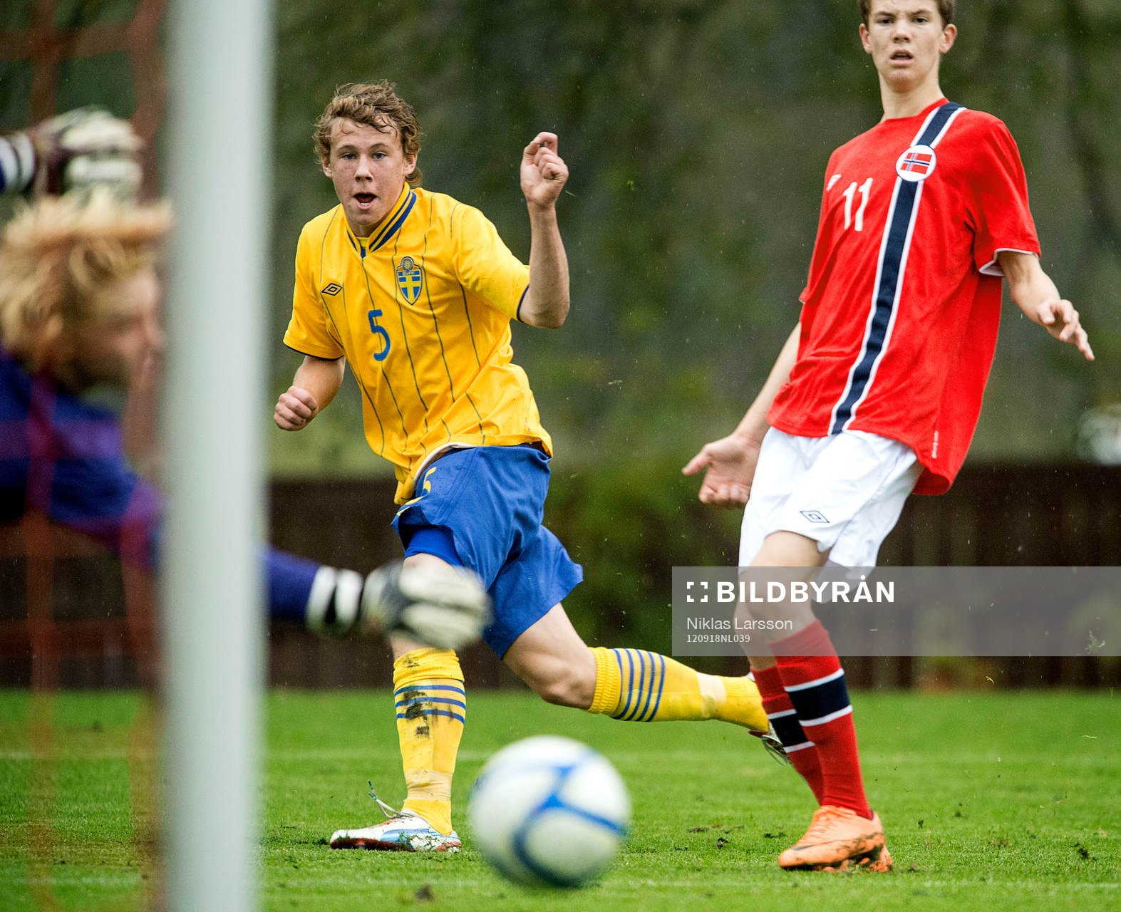 Anton Maikkula, Sverige gör 1-0 målet. Till höger Stian