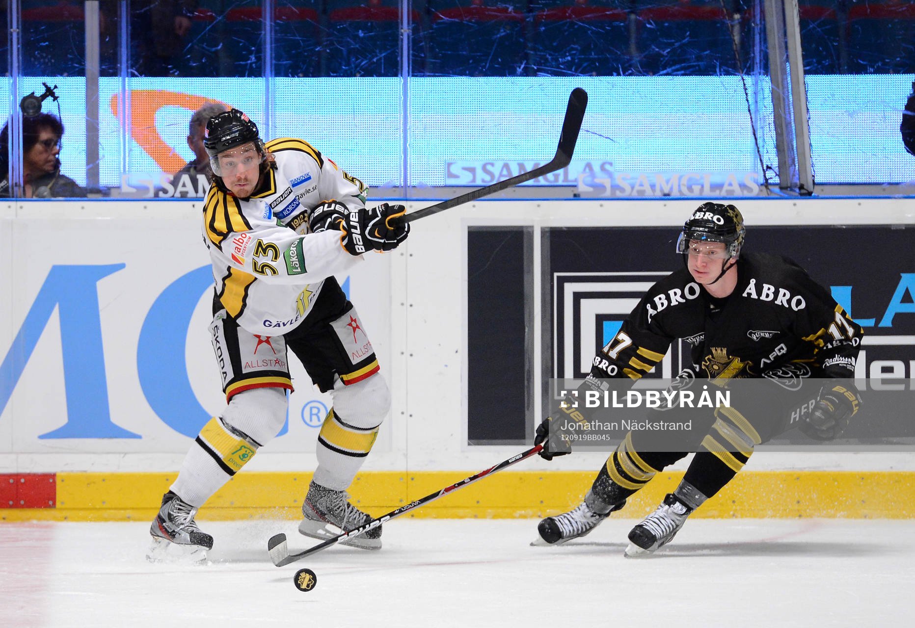 Brynäs Andreas Thuresson (#53), AIK Fredrik Carlsson.
