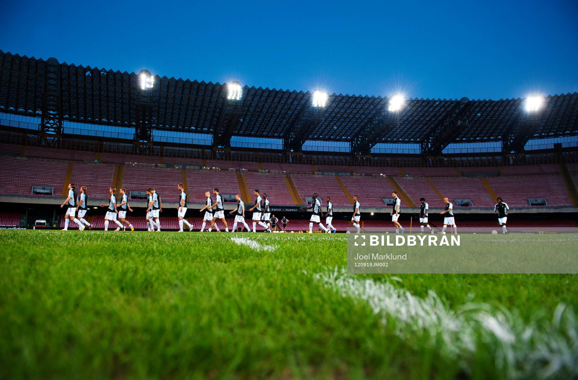 AIK-spelarna värmer upp på Stadio San Paolo