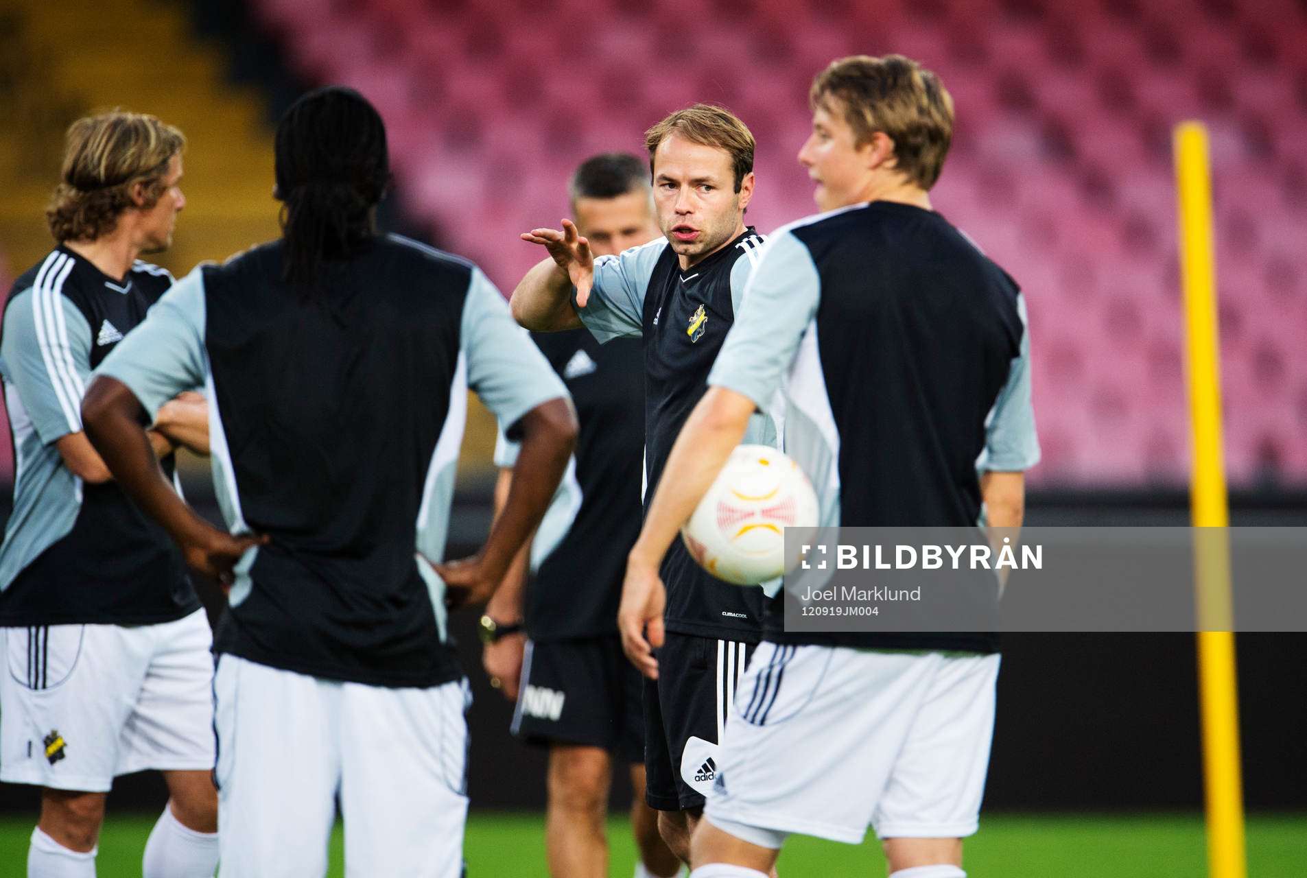 Andreas Alm, tränare, ger instruktioner